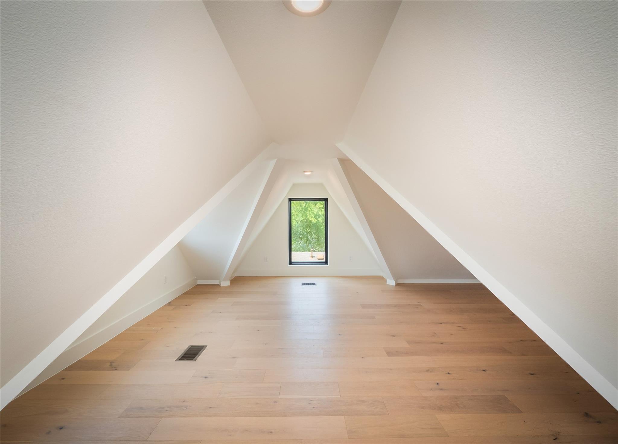 Image 33 of 40 For 814 Stark St