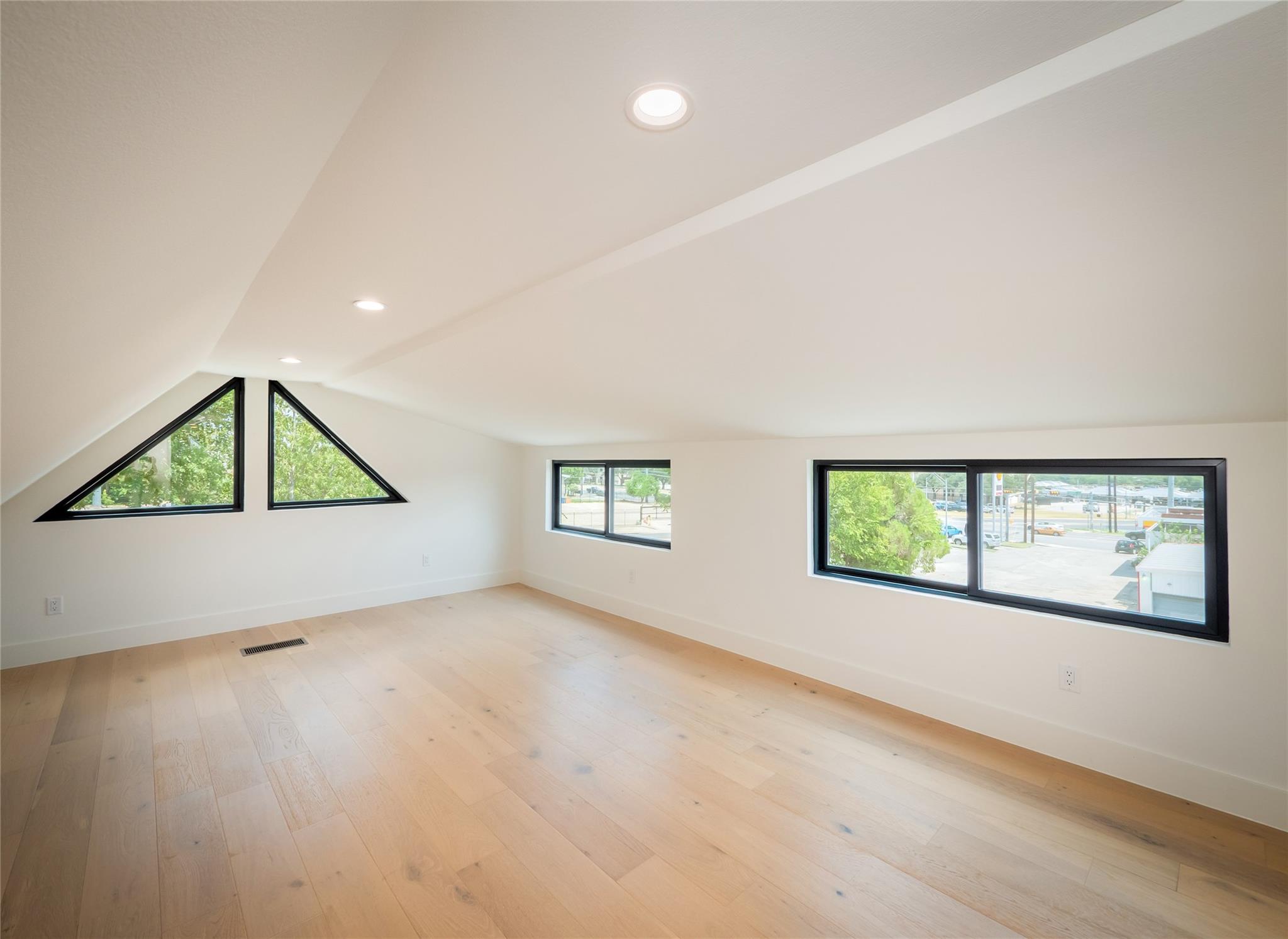 Image 36 of 40 For 814 Stark St