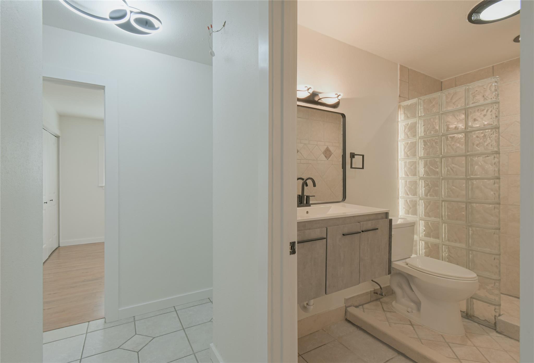 Image 25 of 29 For 12605 Moss Hollow St