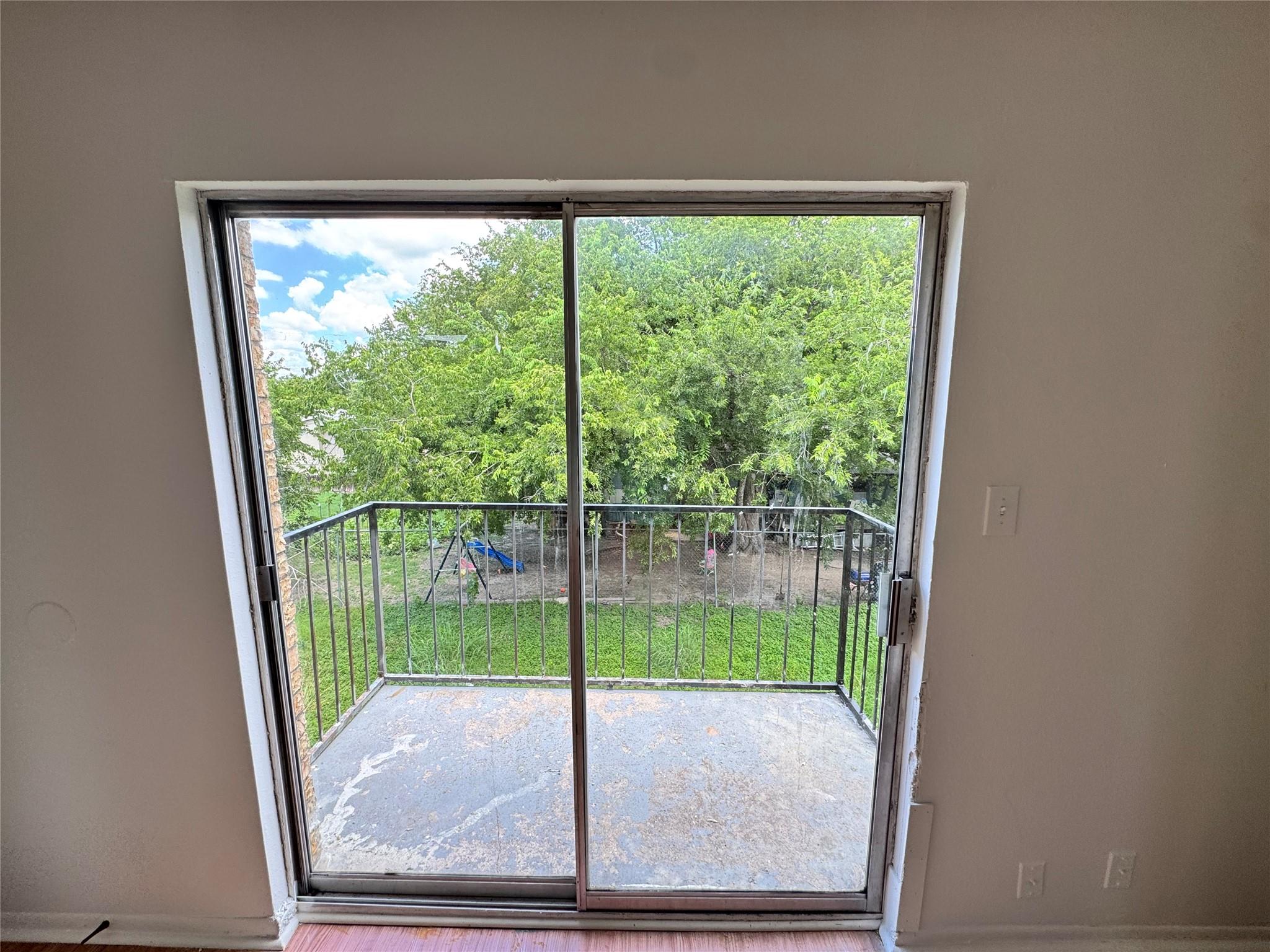Image 5 of 11 For 1085 Linde Ave 1095