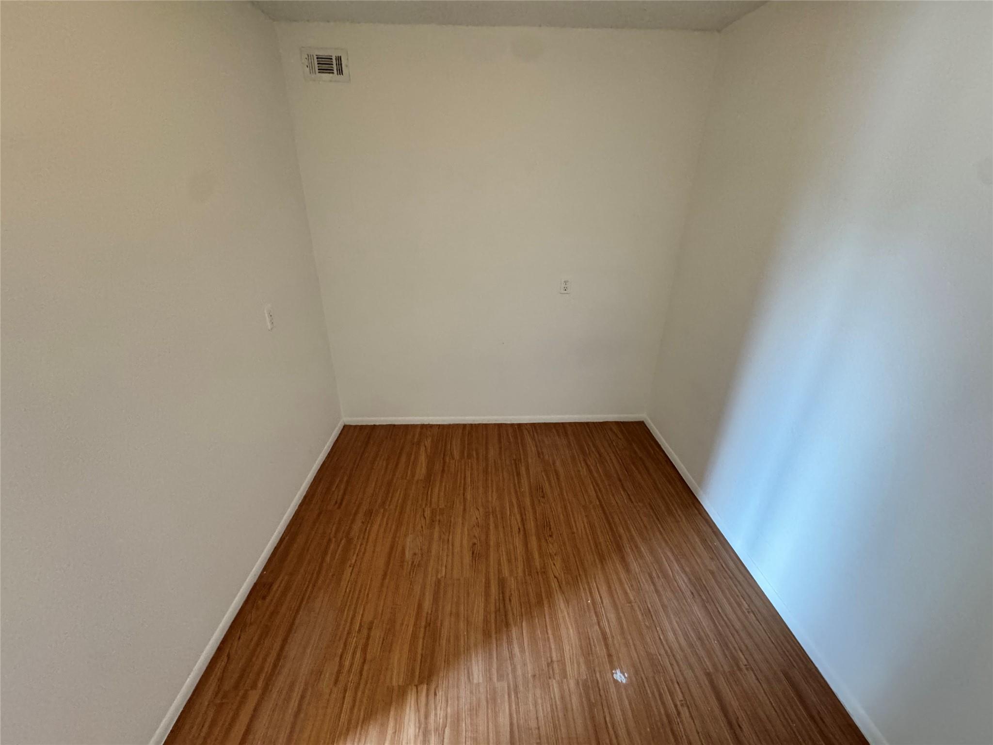 Image 7 of 11 For 1085 Linde Ave 1095