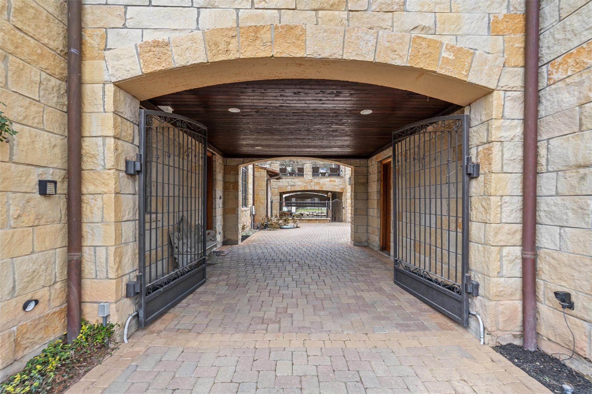 Image 36 of 40 For 4407 Island Cv