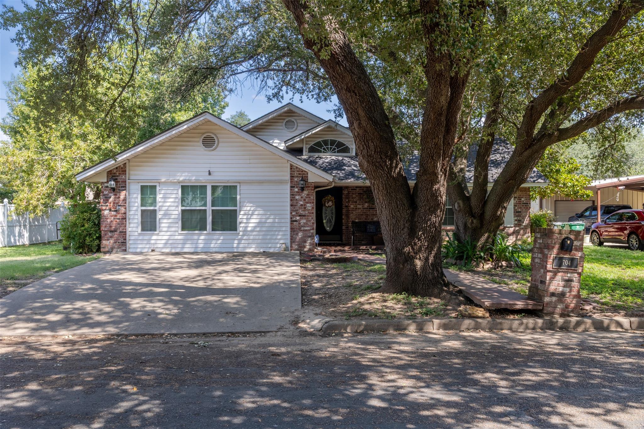 Details for 704 16th St , Cameron, TX 76520