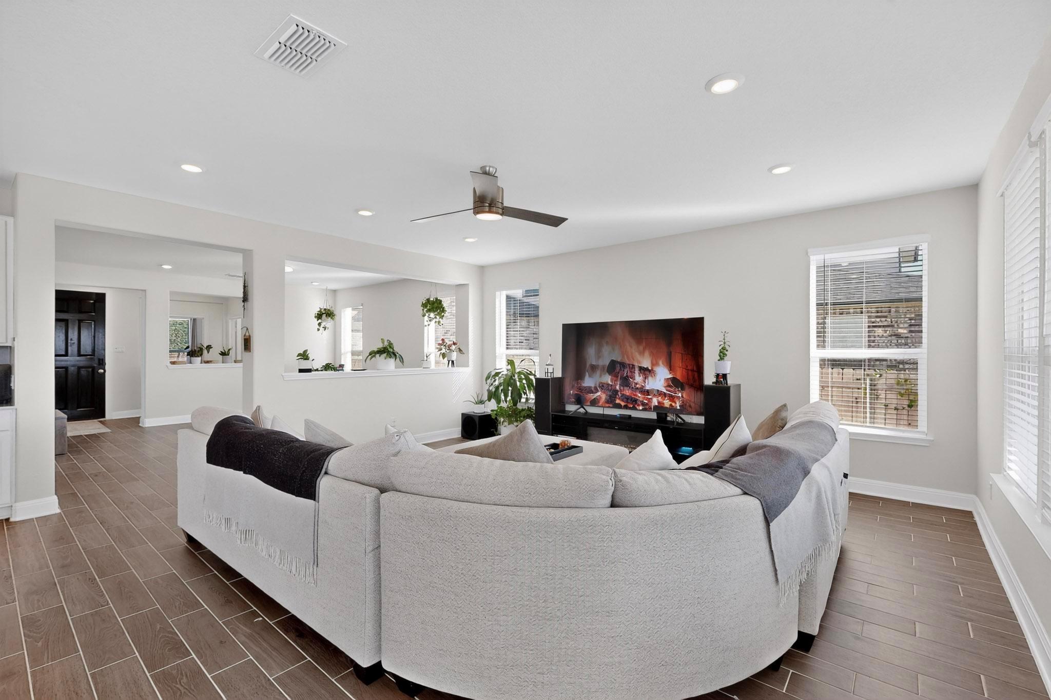 Image 9 of 33 For 3830 Riardo Dr