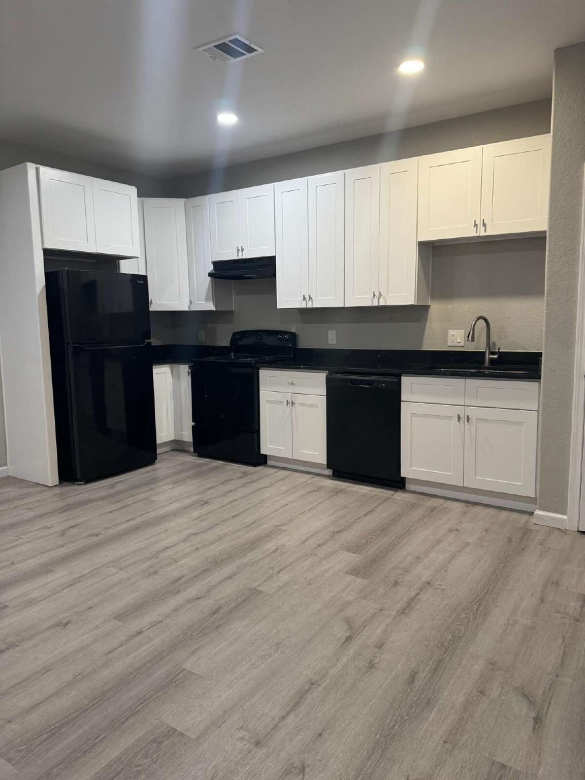 Image 5 of 16 For 2902 Laredo St 2