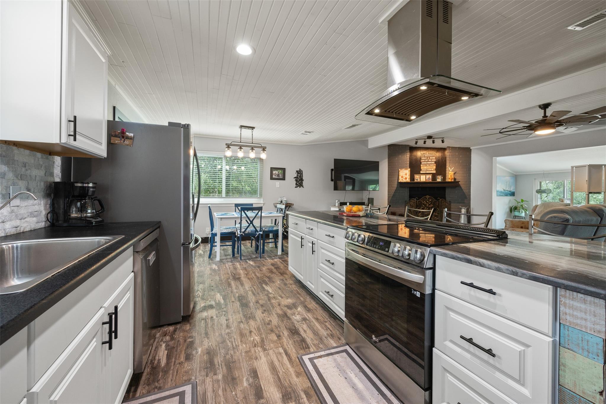 Image 4 of 34 For 1215 Amanda Dr
