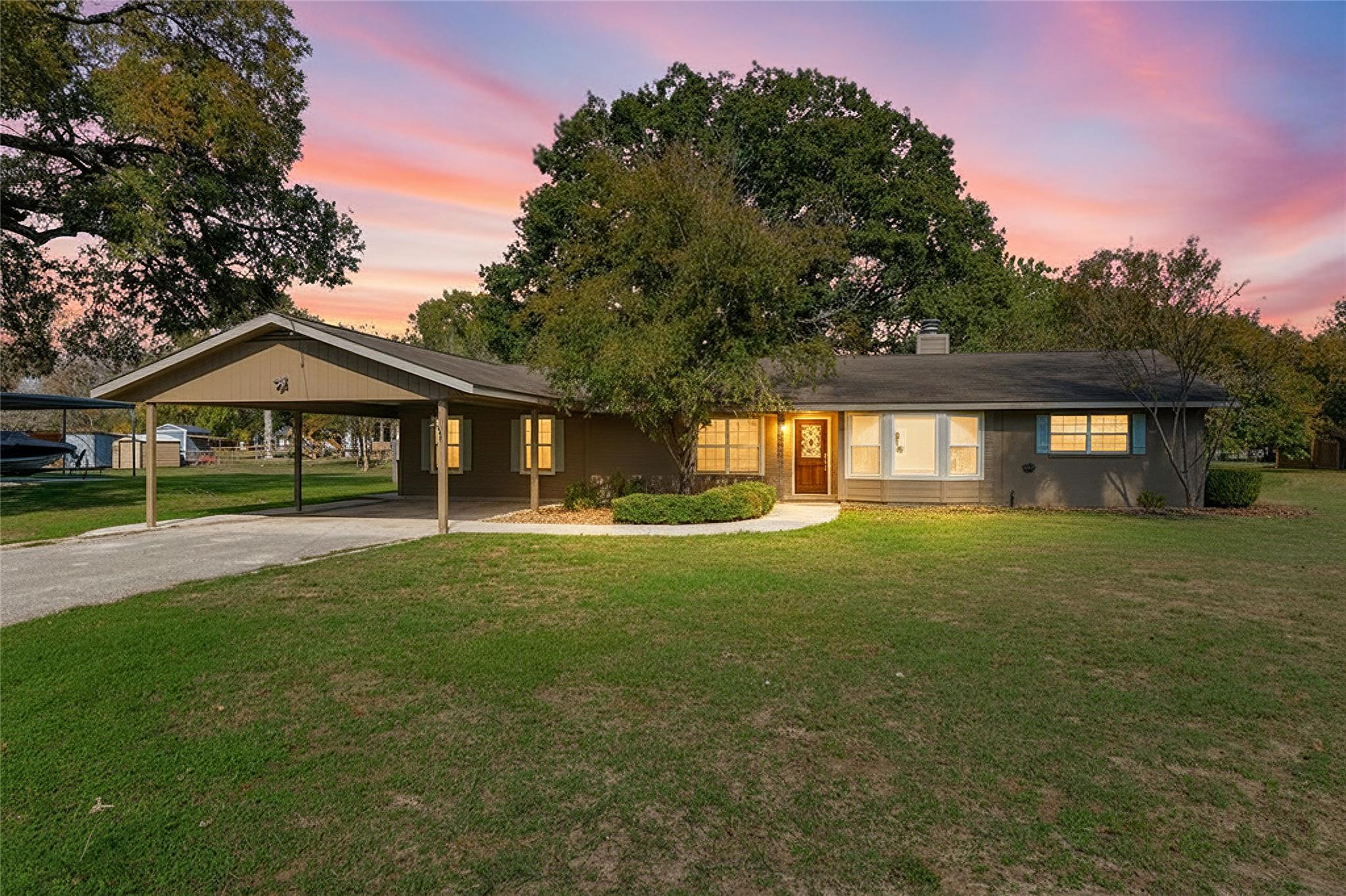 Details for 163 Lakeside Dr, Seguin, TX 78155