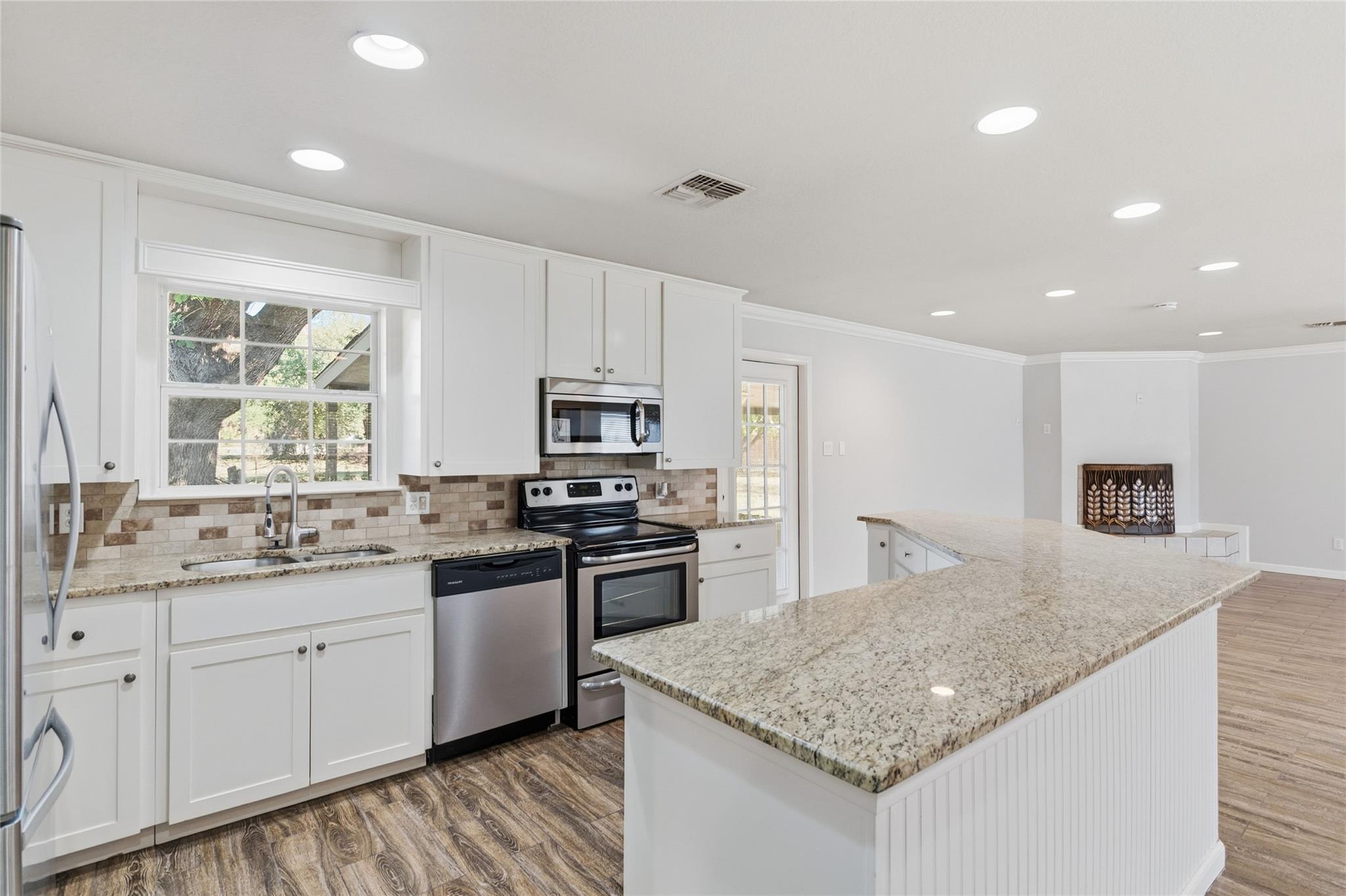 Image 15 of 37 For 163 Lakeside Dr