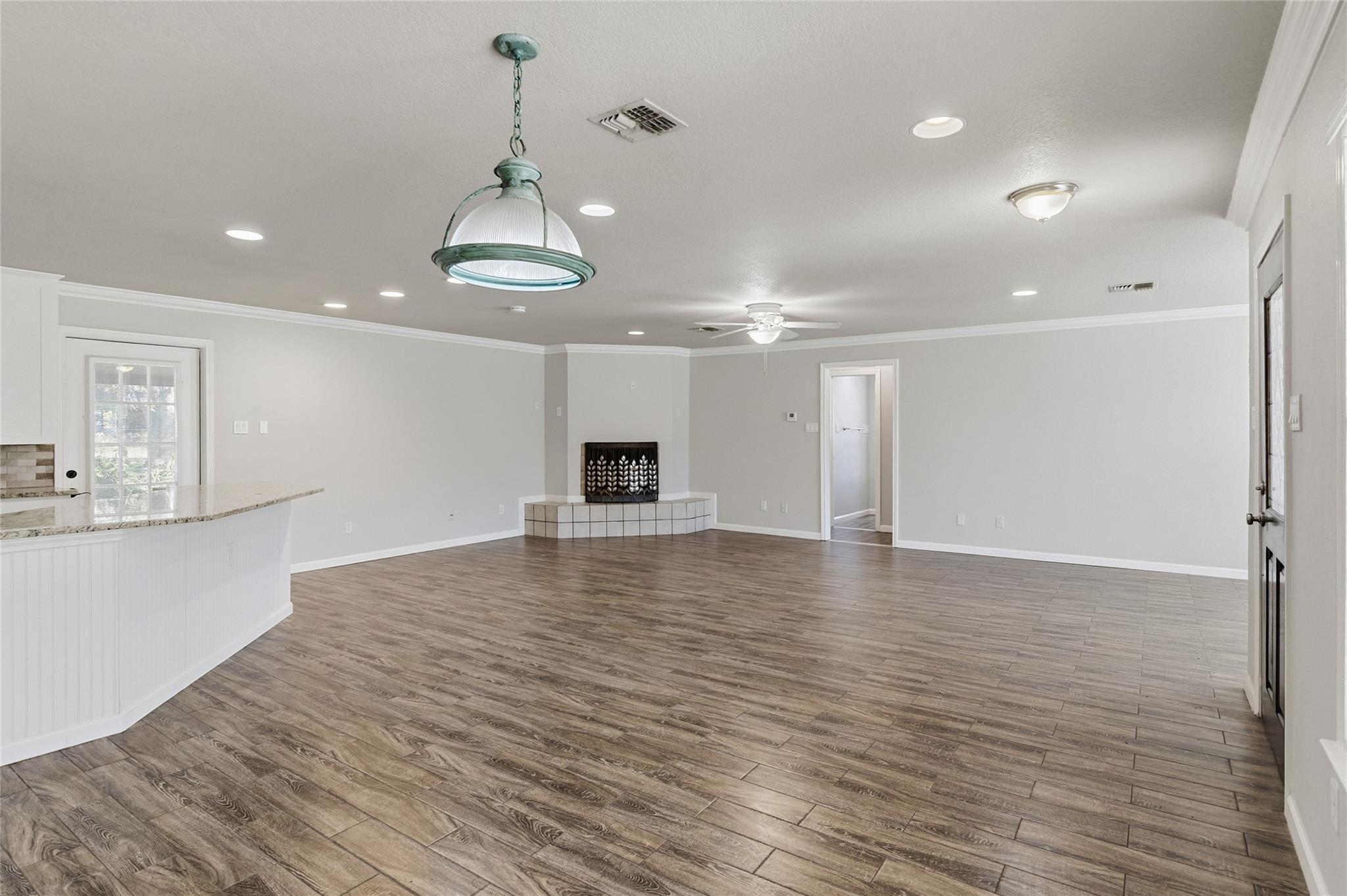 Image 18 of 37 For 163 Lakeside Dr