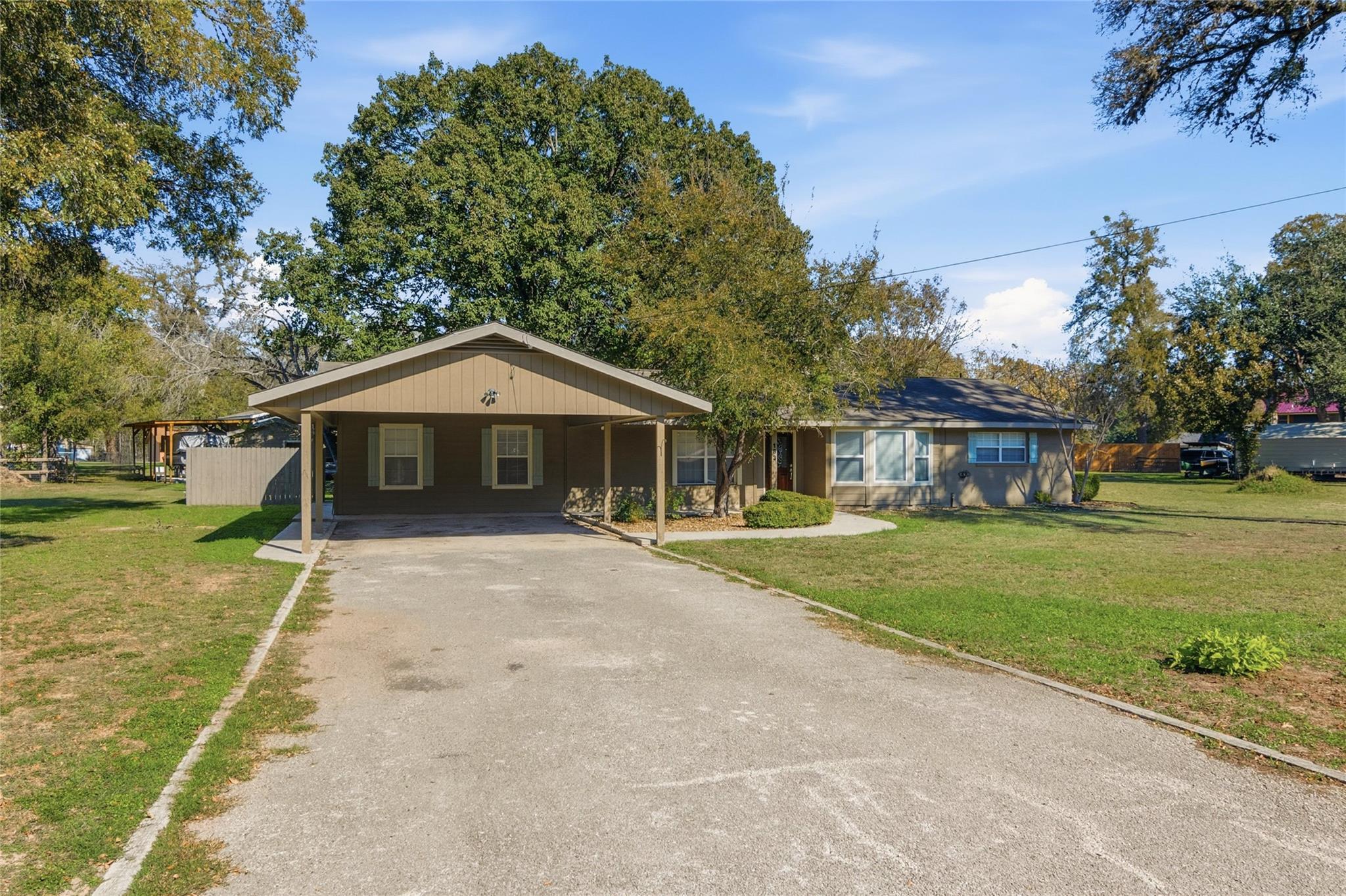 Image 2 of 37 For 163 Lakeside Dr