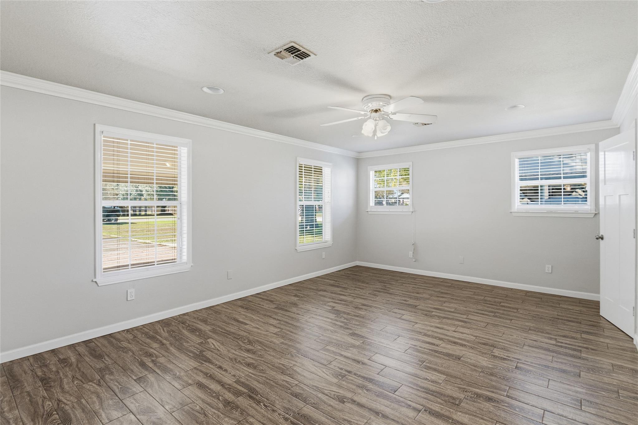 Image 29 of 37 For 163 Lakeside Dr