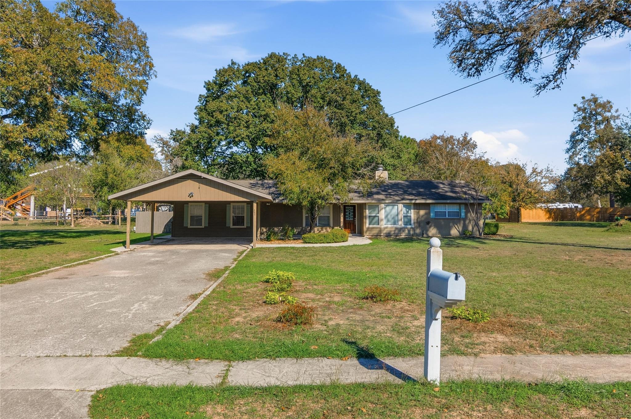 Image 3 of 37 For 163 Lakeside Dr