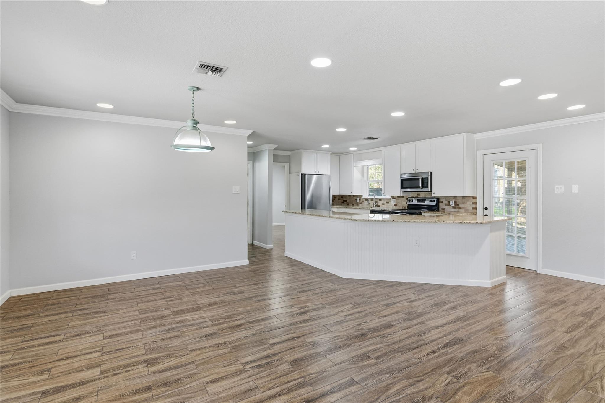 Image 6 of 37 For 163 Lakeside Dr