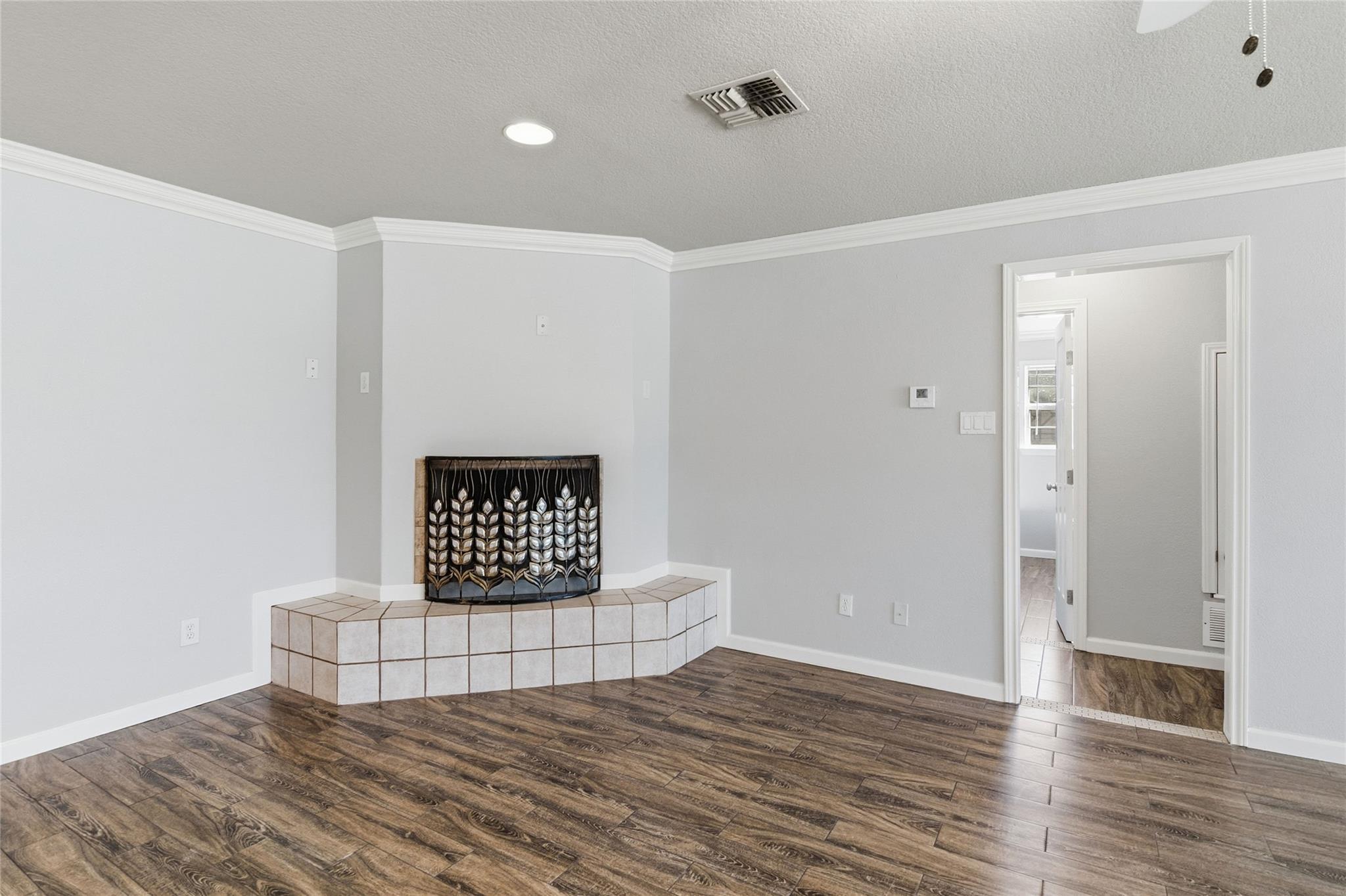 Image 8 of 37 For 163 Lakeside Dr