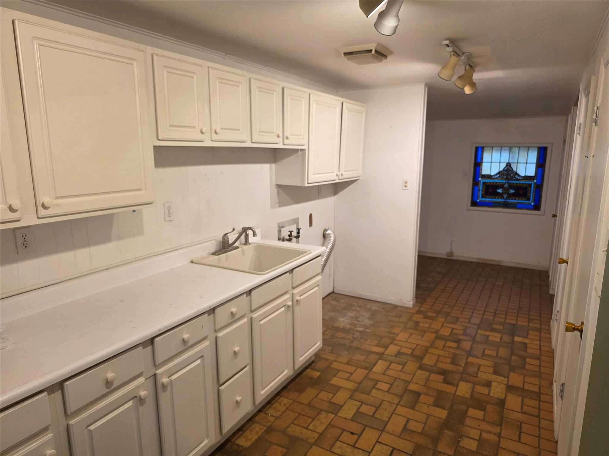 Image 17 of 40 For 633 Castell Ave