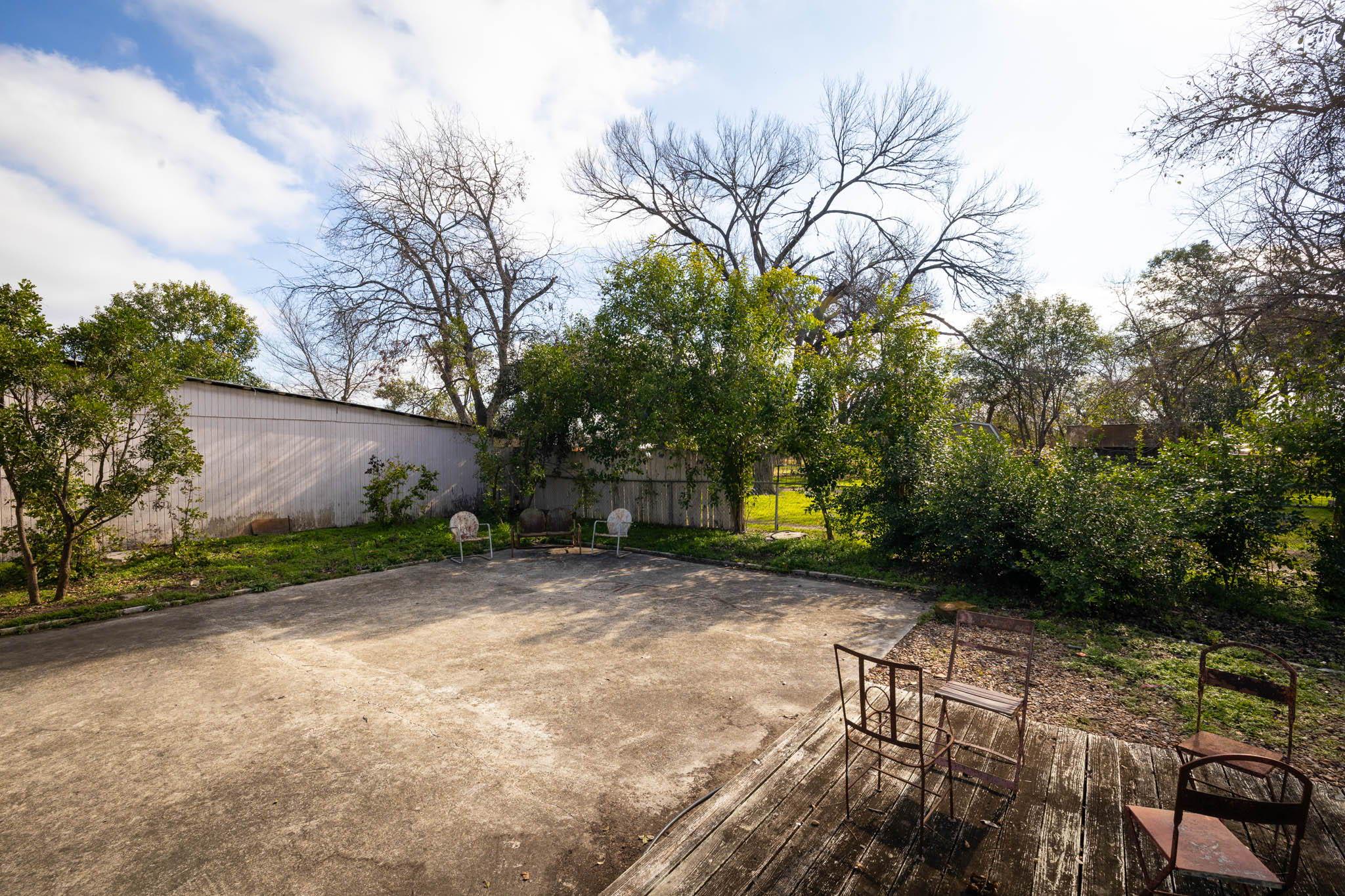 Image 28 of 40 For 633 Castell Ave