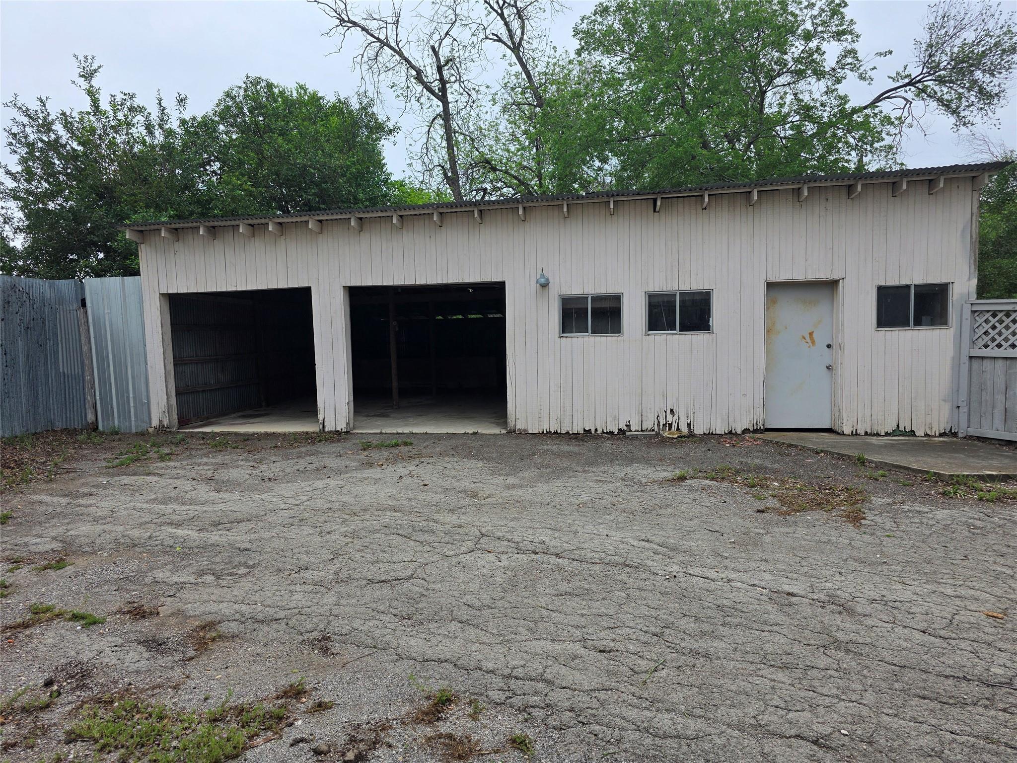 Image 31 of 40 For 633 Castell Ave