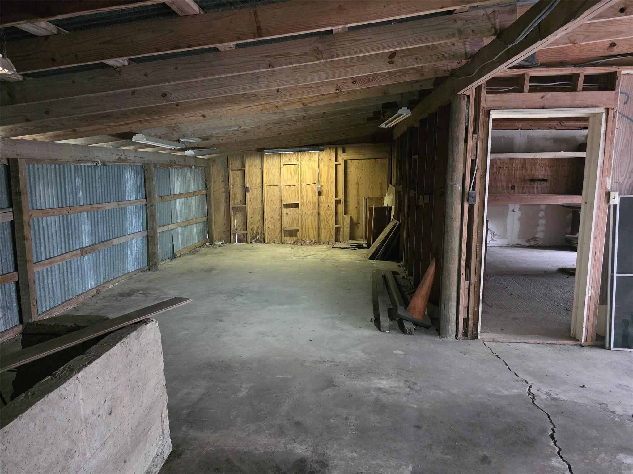 Image 32 of 40 For 633 Castell Ave