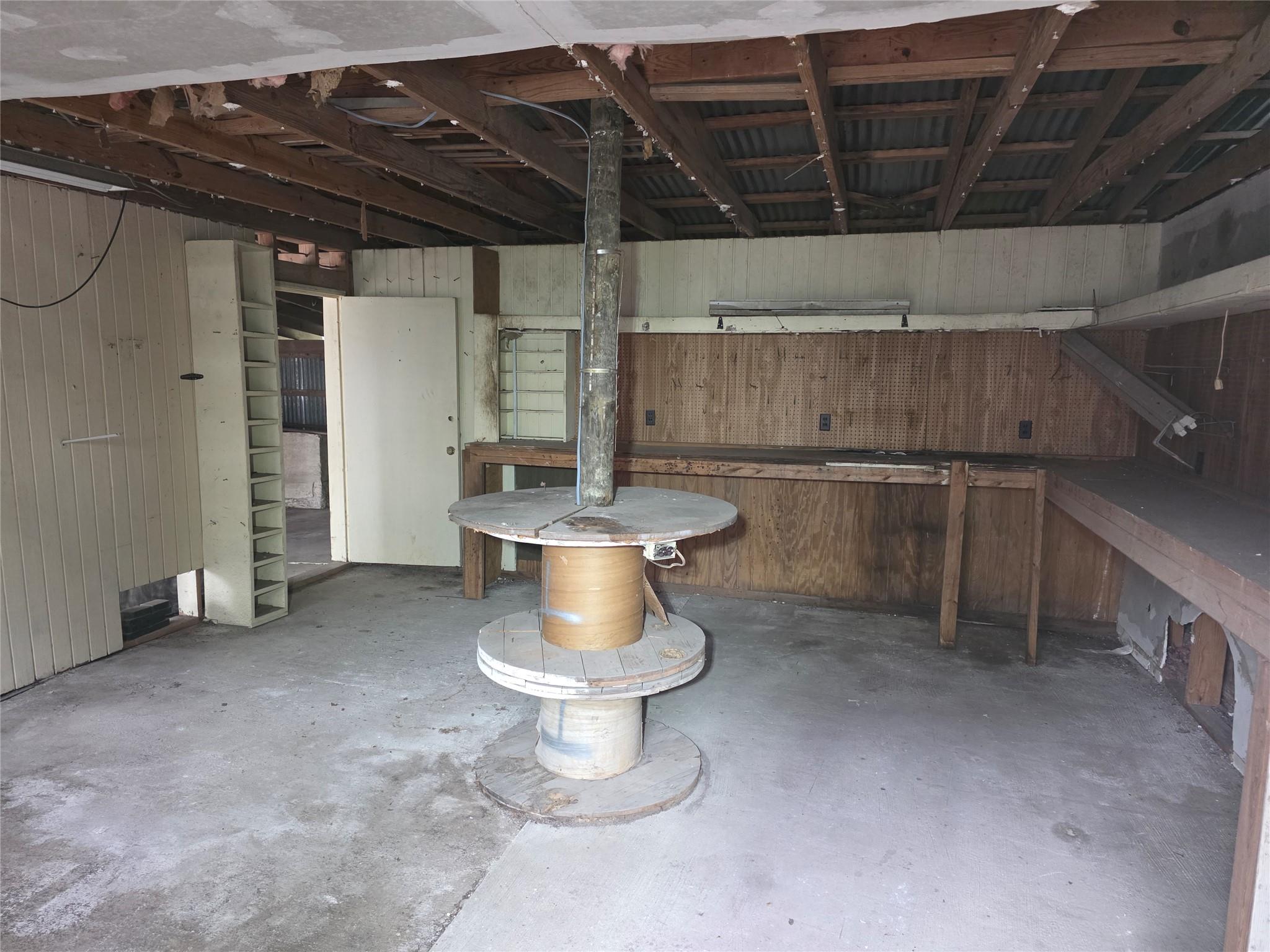 Image 33 of 40 For 633 Castell Ave