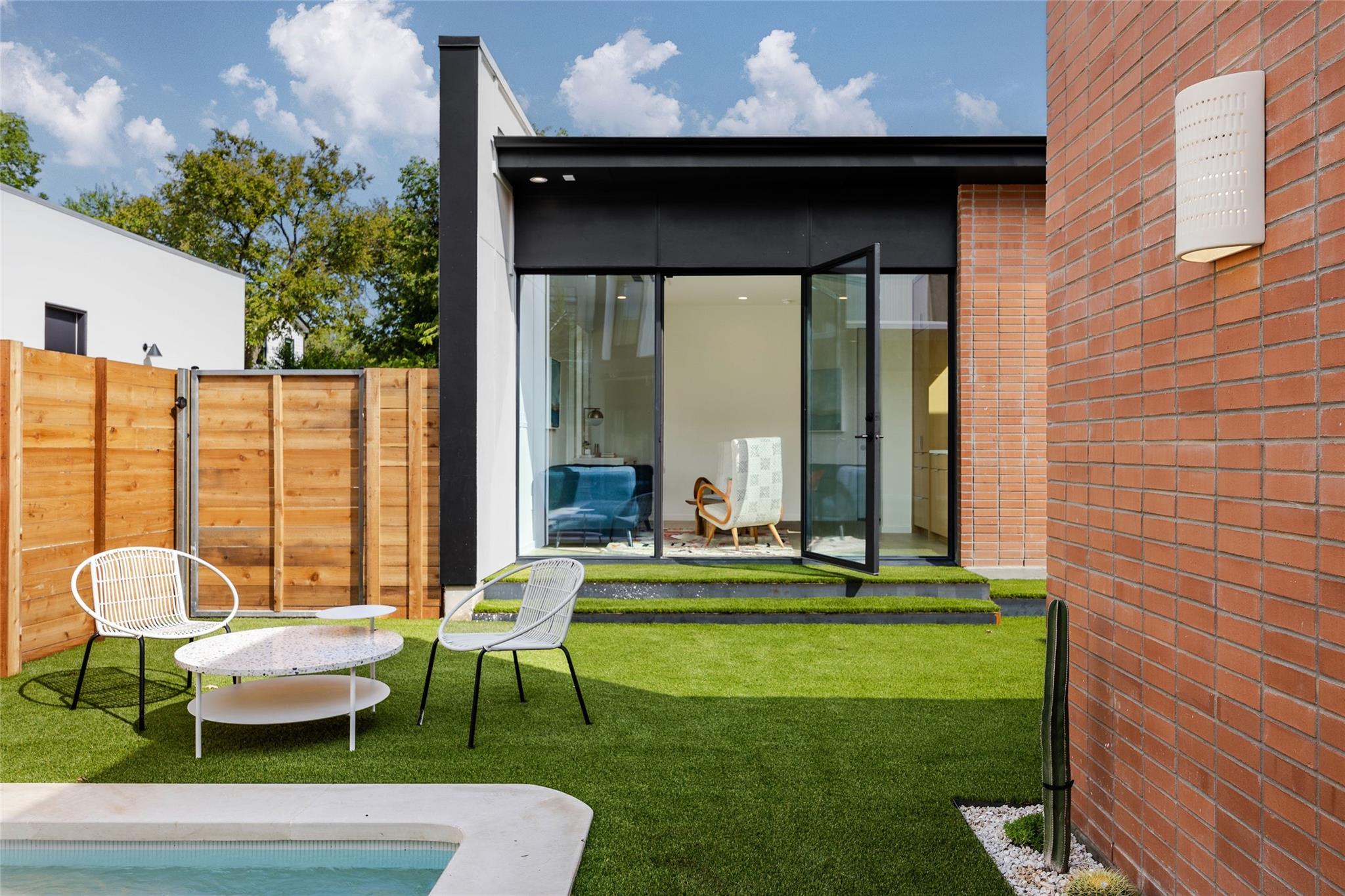 Image 18 of 39 For 2112 Lawnmont Ave