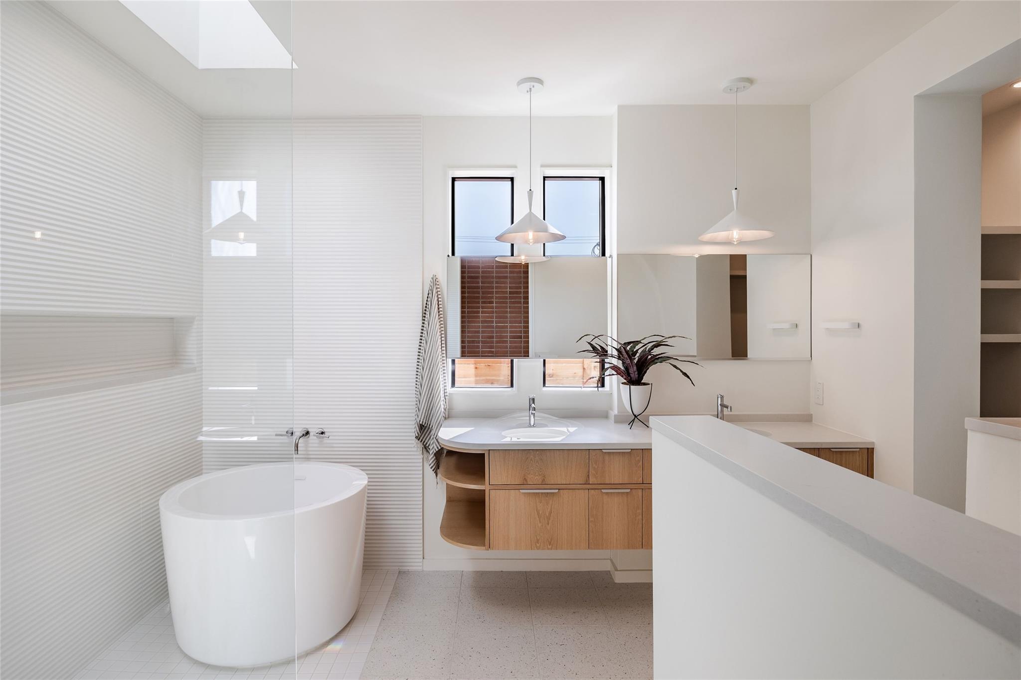 Image 4 of 39 For 2112 Lawnmont Ave