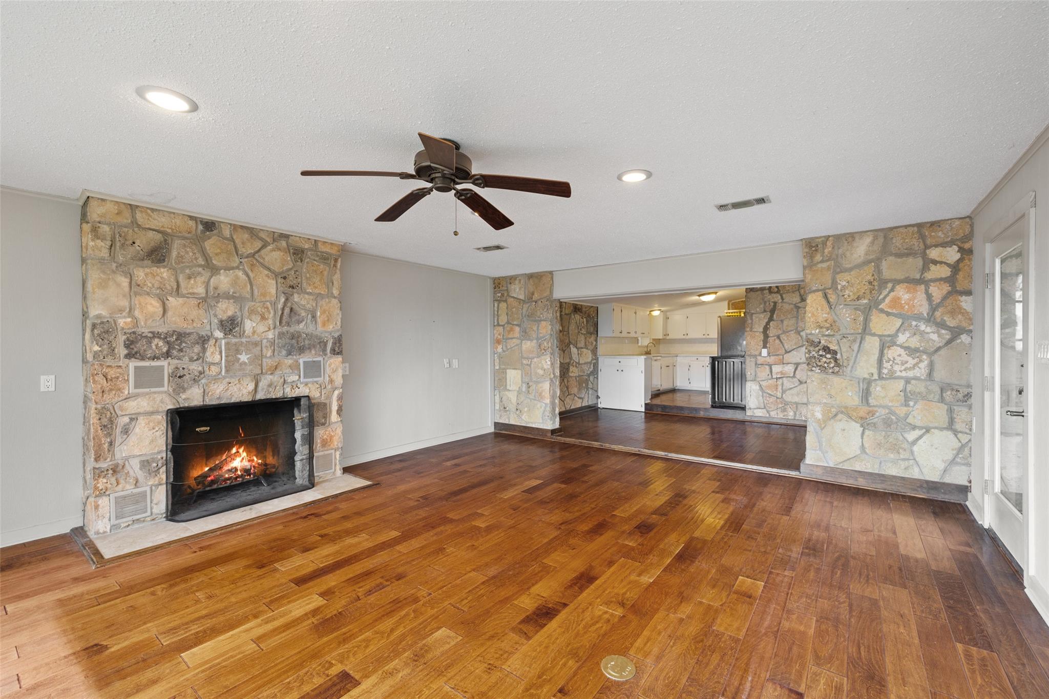 Image 9 of 19 For 5776 Fm 165  