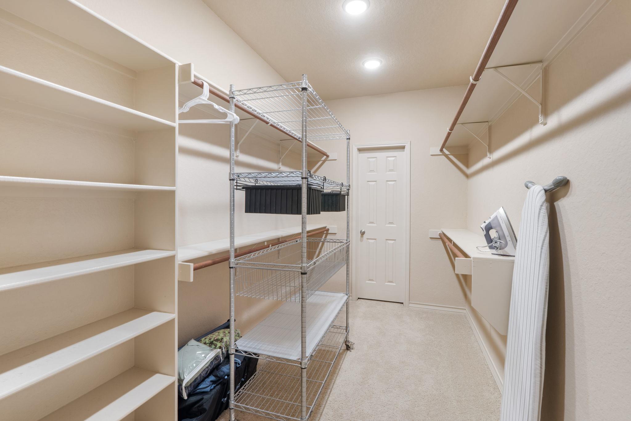 Image 24 of 33 For 970 Parkview Dr