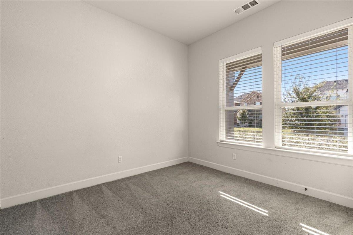 Image 21 of 40 For 908 Knowles Dr