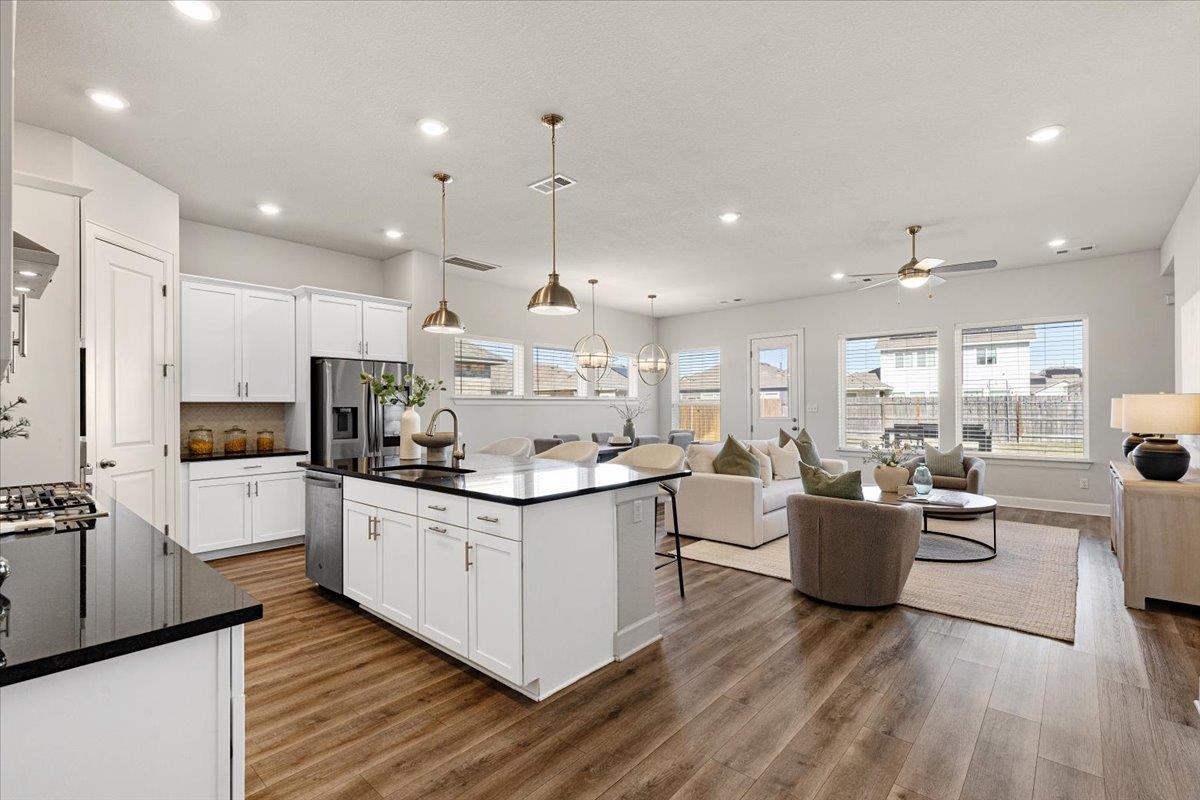 Image 3 of 40 For 908 Knowles Dr