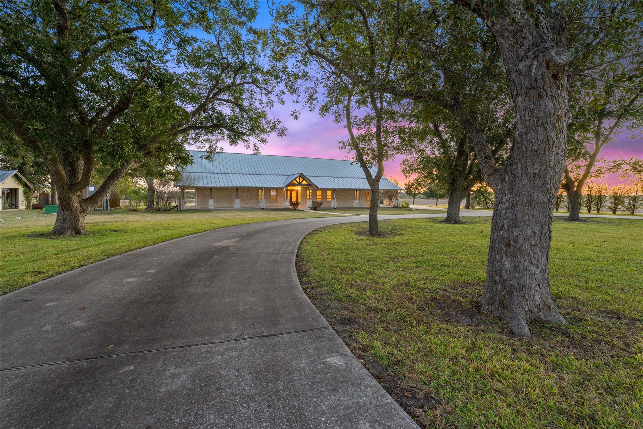 Image 37 of 40 For 400 County Road 483