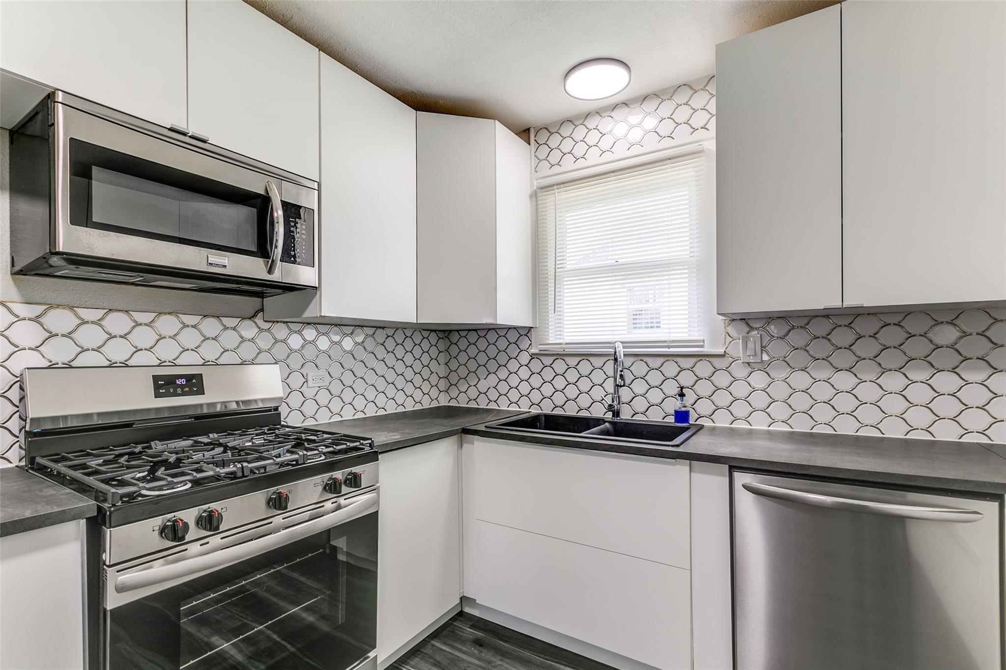 Image 12 of 24 For 2447 Houston St