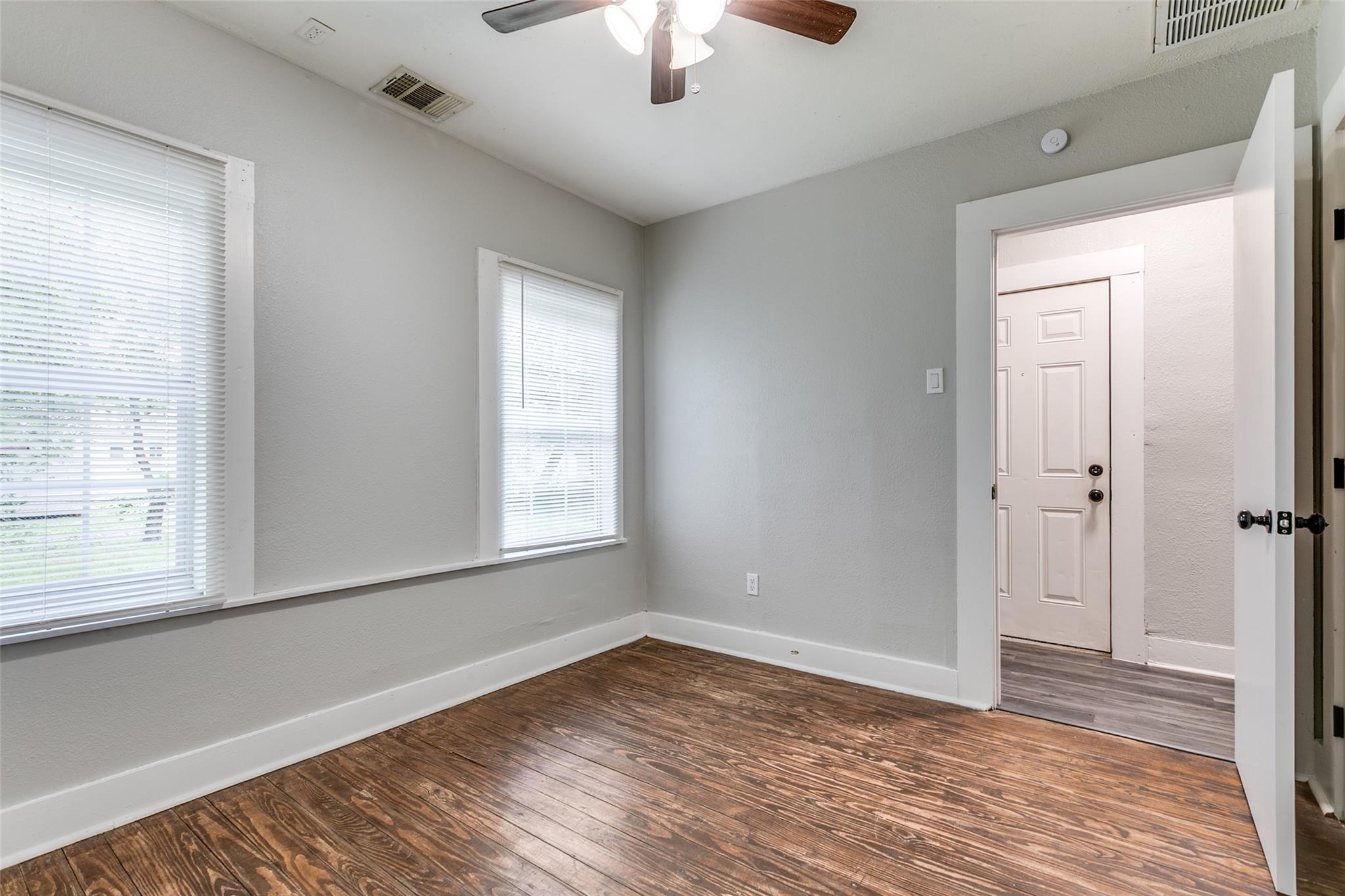 Image 19 of 24 For 2447 Houston St