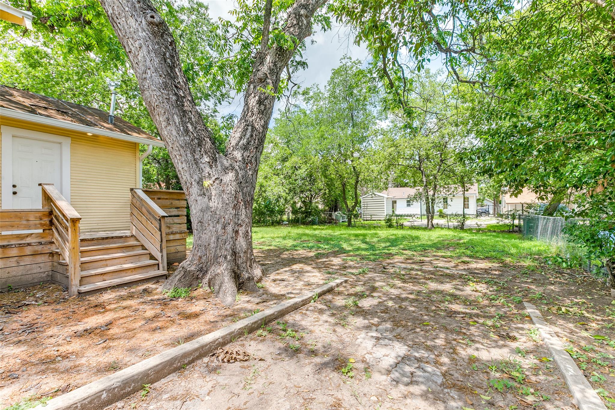 Image 21 of 24 For 2447 Houston St