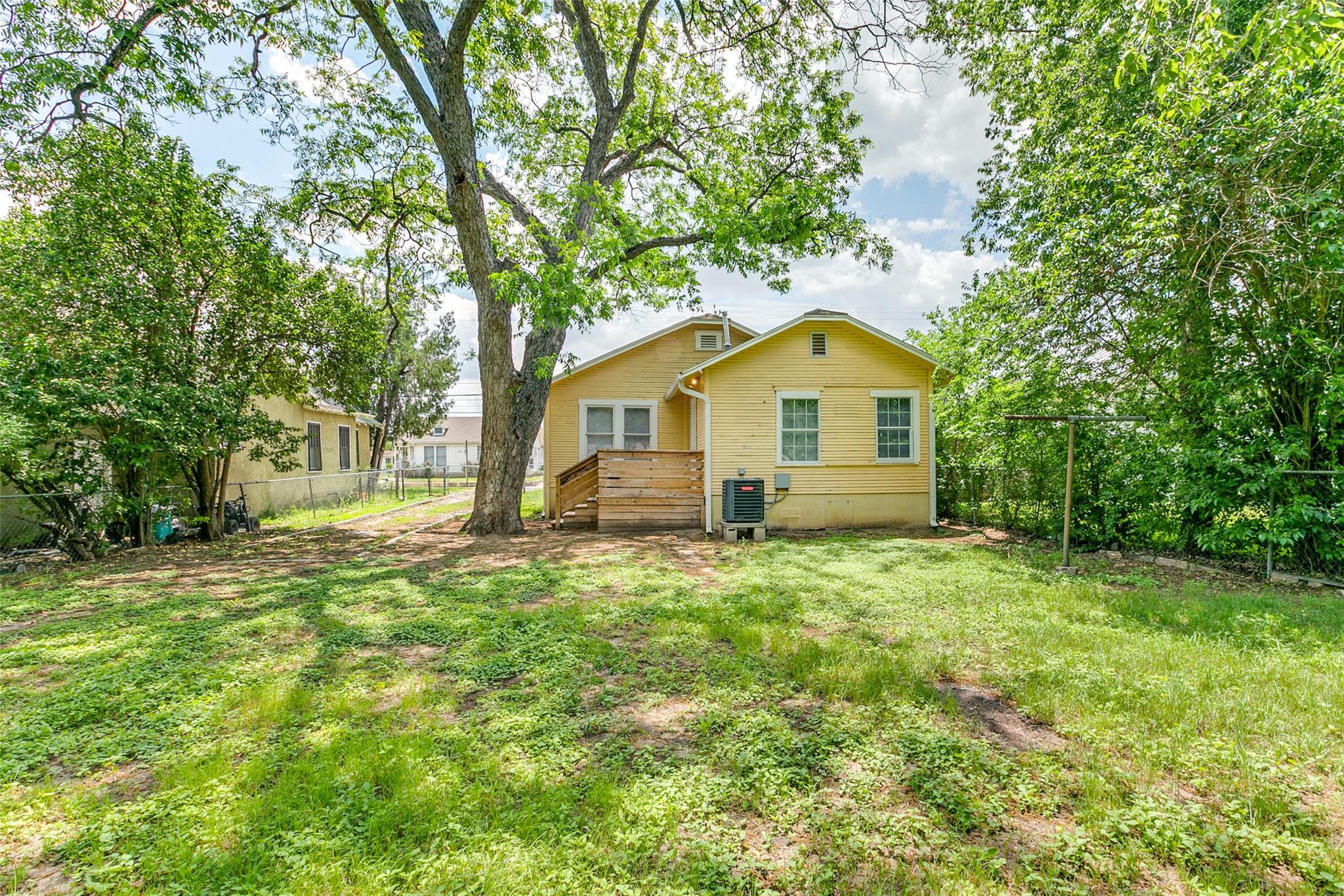 Image 22 of 24 For 2447 Houston St