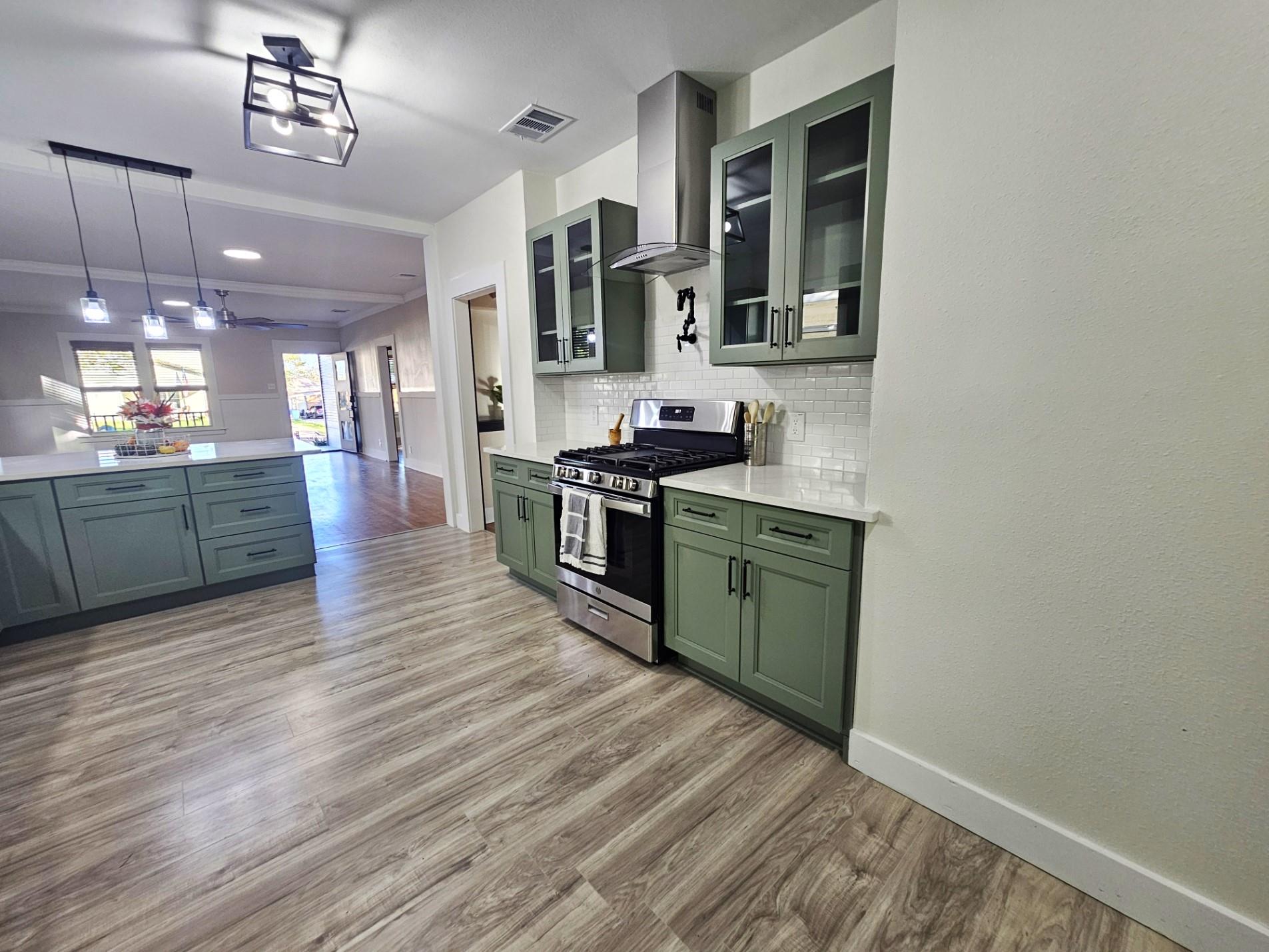 Image 17 of 36 For 624 Austin St