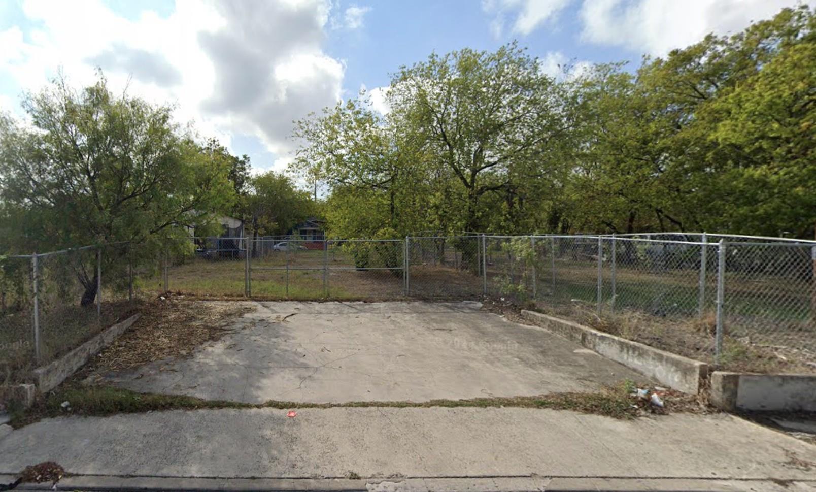 Image 2 of 2 For 2208 Poplar St 2