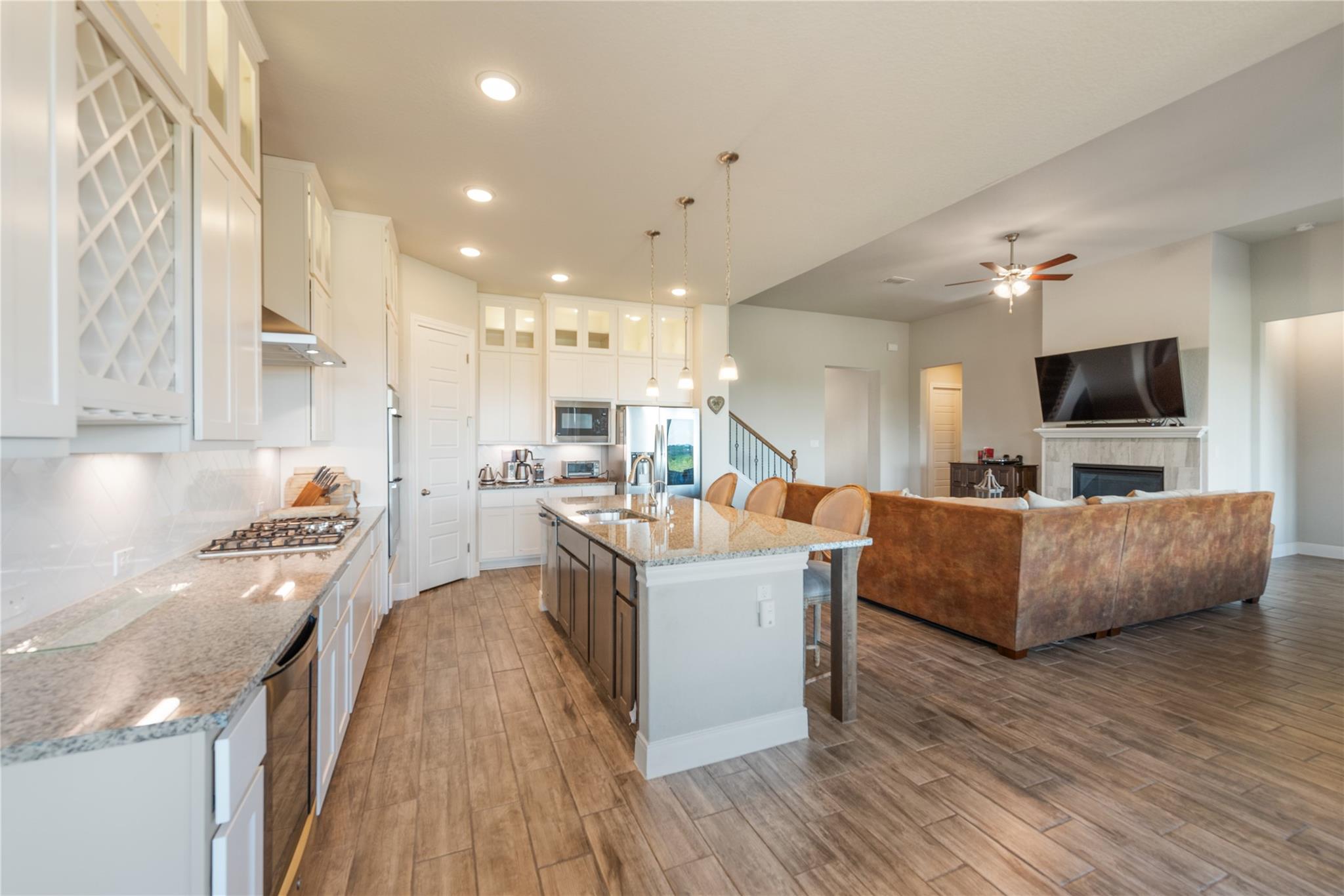 Image 7 of 40 For 1310 Cross Gable