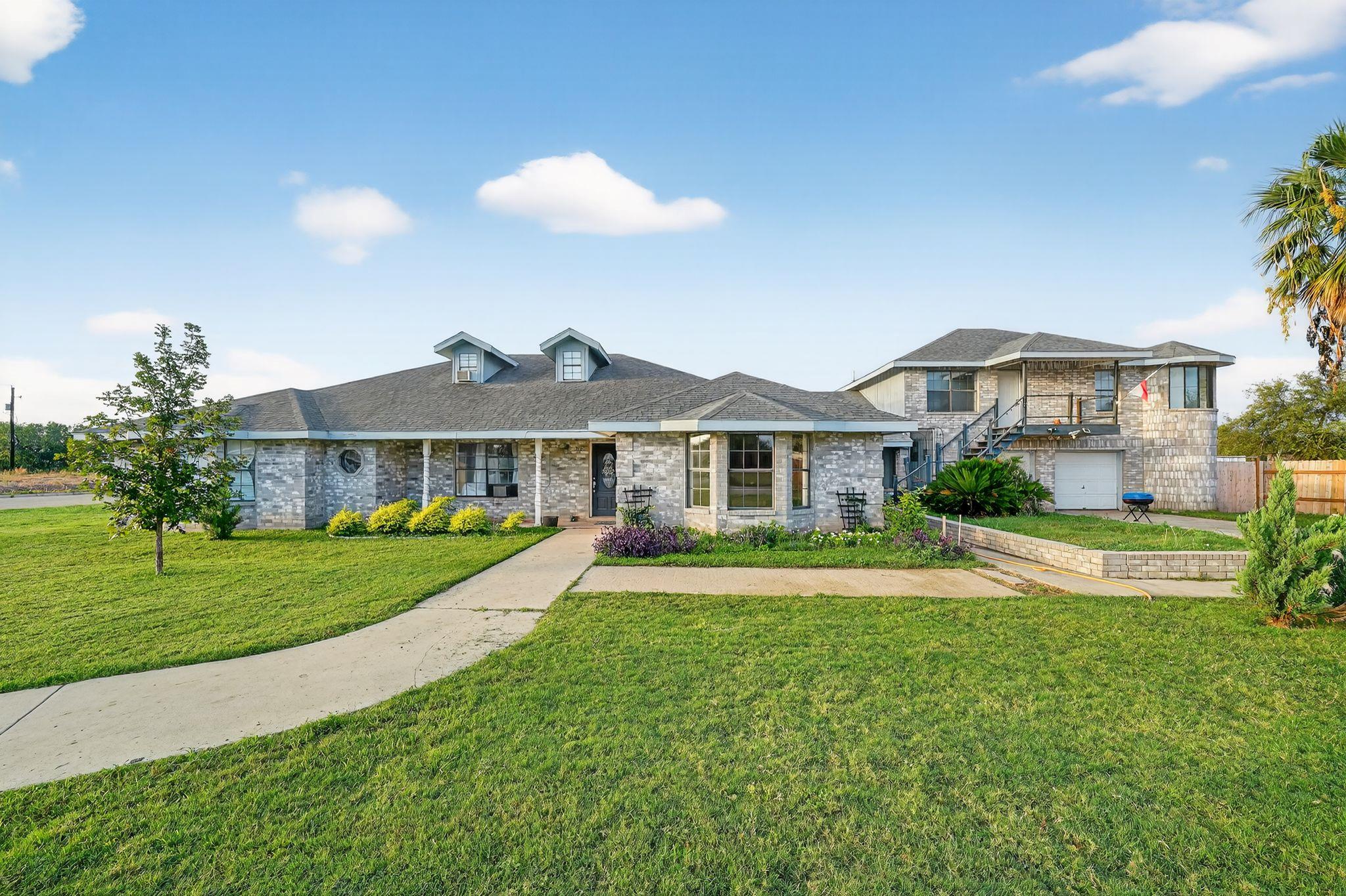 Details for 201 Brazos St, Uvalde, TX 78801