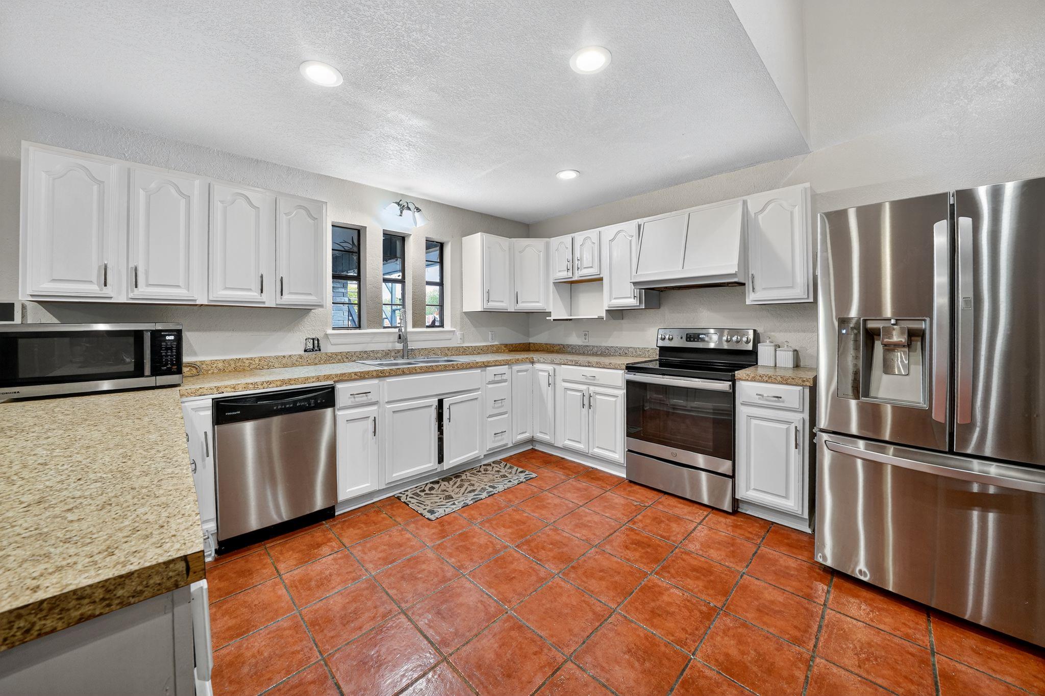 Image 12 of 35 For 201 Brazos St