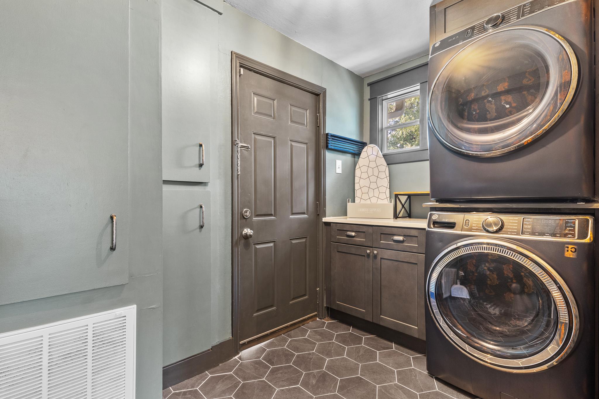 Image 14 of 35 For 519 Ashby Pl