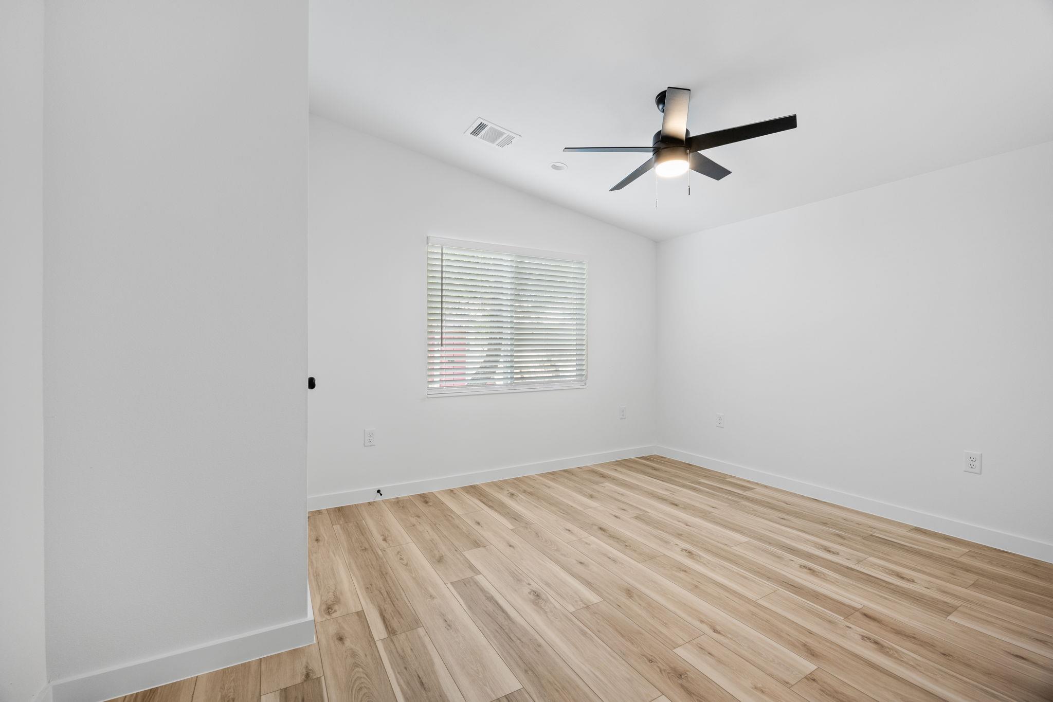 Image 16 of 19 For 404 Pecan St