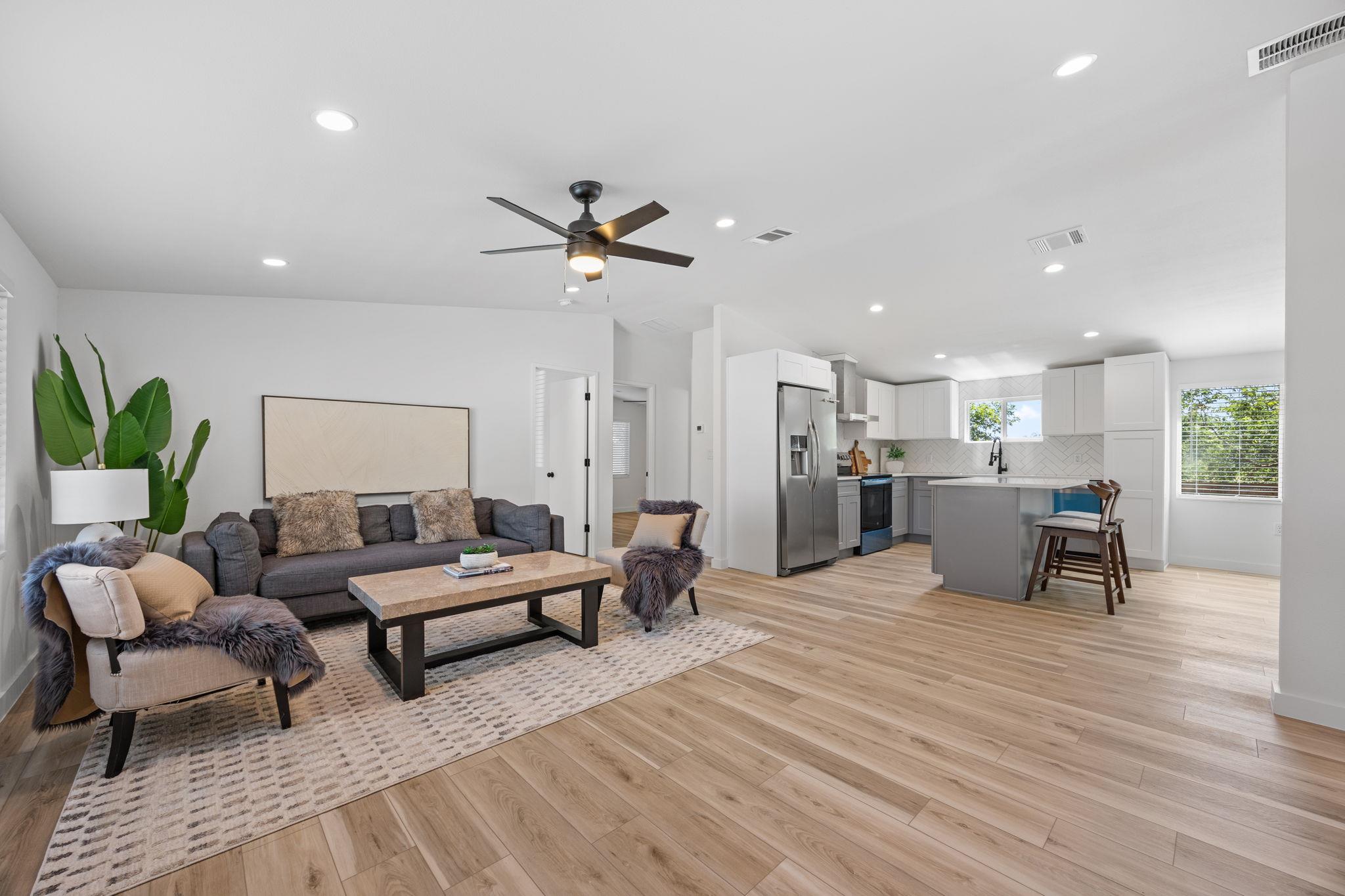 Image 3 of 19 For 404 Pecan St