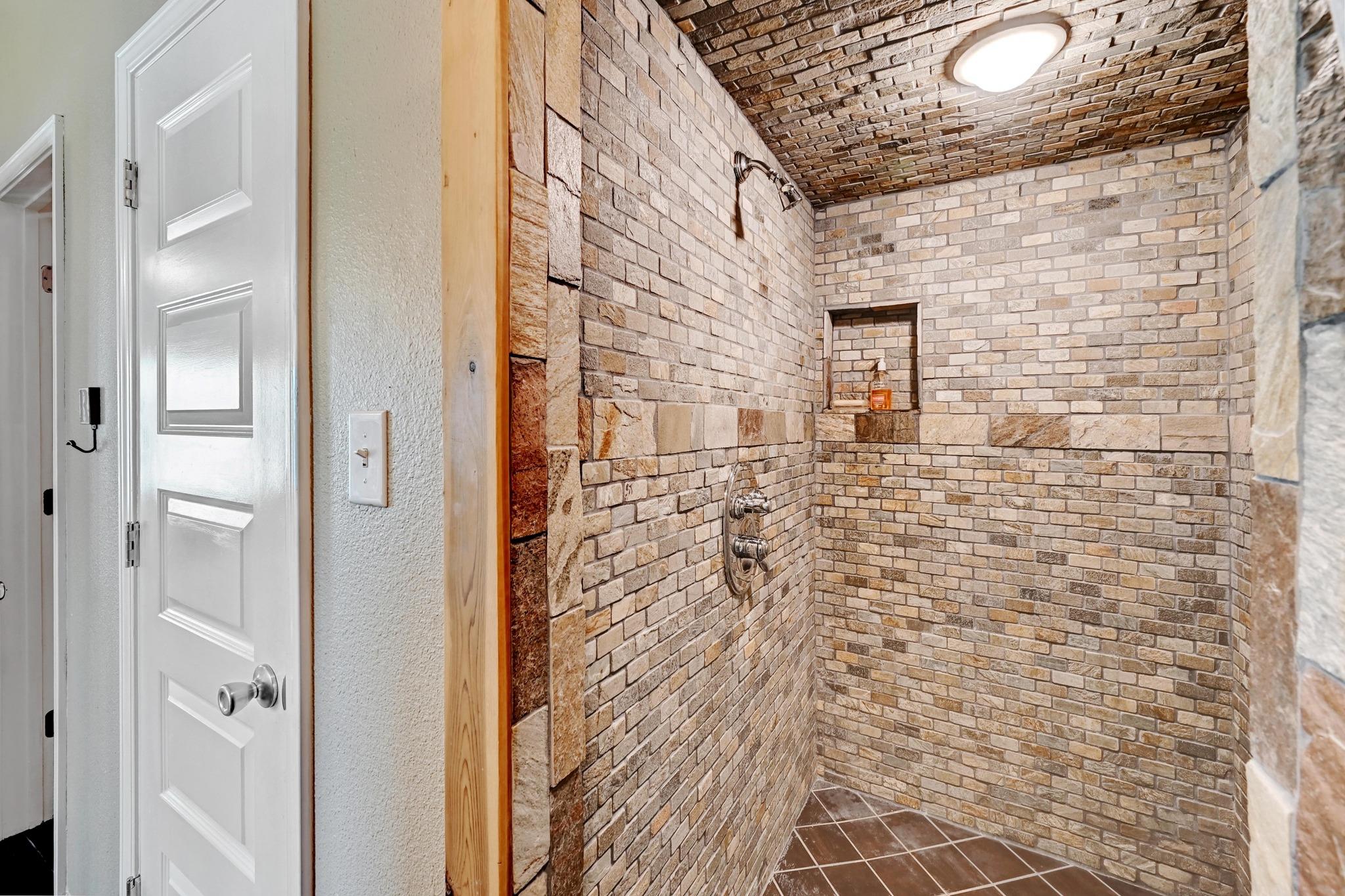 Image 19 of 39 For 398 Redbird Ln