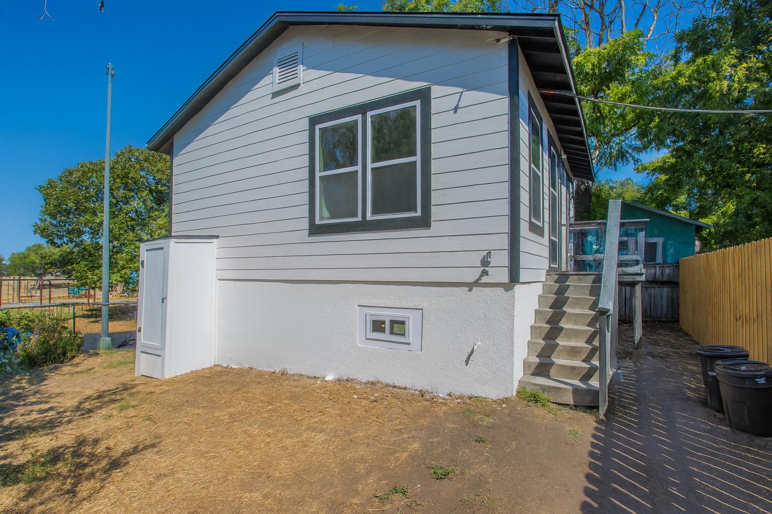 Image 14 of 15 For 2215 Elmendorf St C