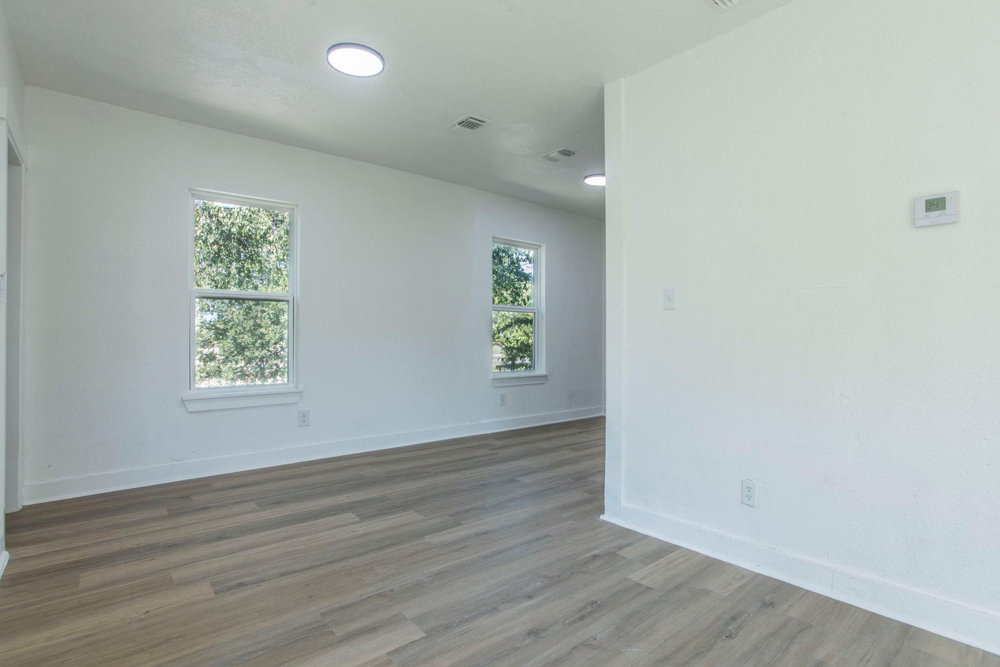 Image 4 of 15 For 2215 Elmendorf St C