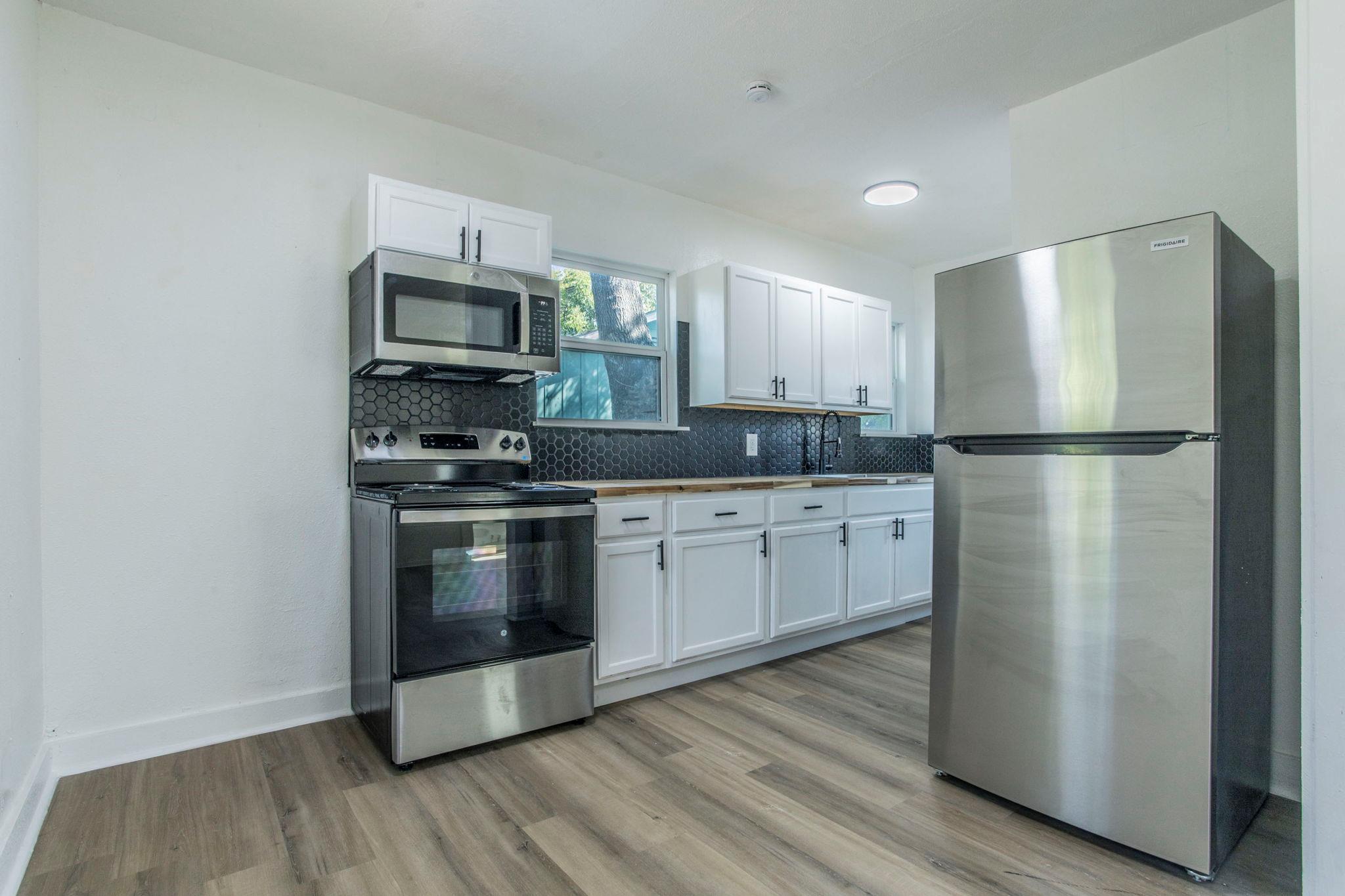 Image 5 of 15 For 2215 Elmendorf St C