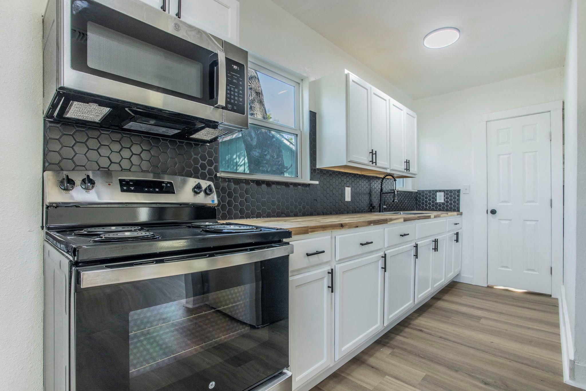 Image 6 of 15 For 2215 Elmendorf St C