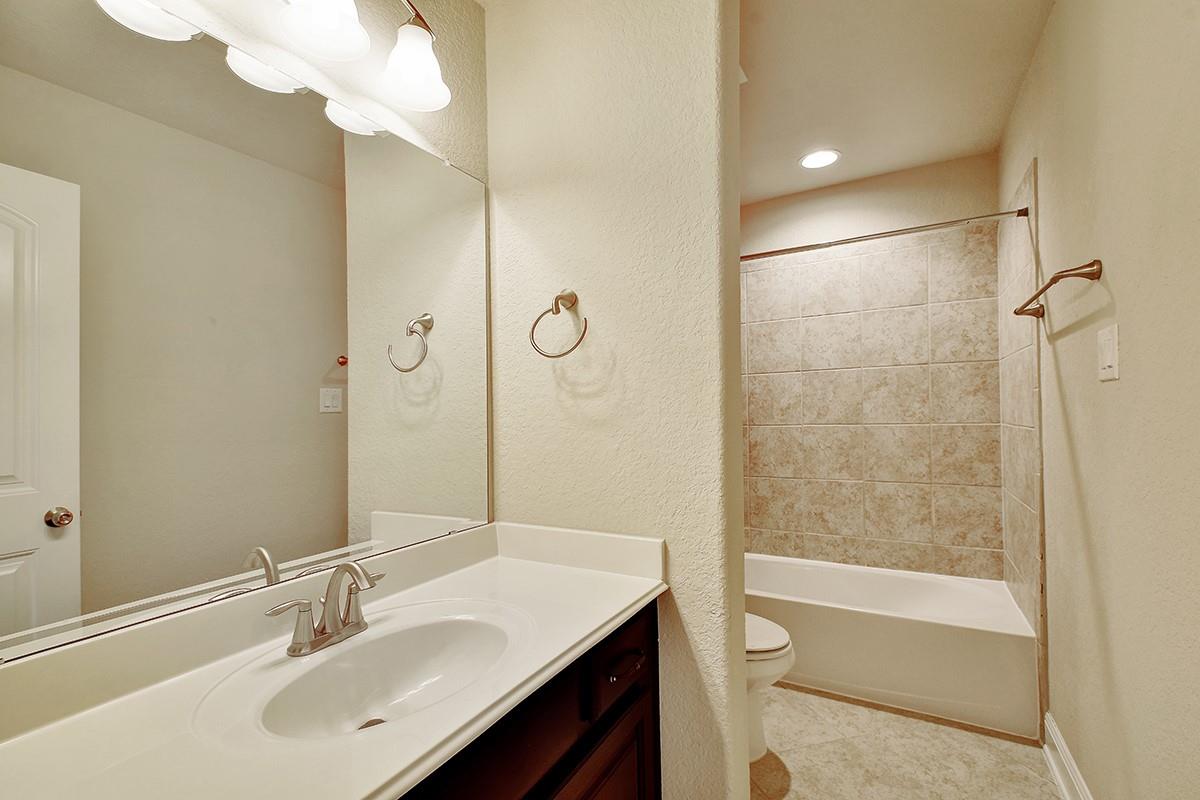 Image 32 of 40 For 930 Dulce Vis