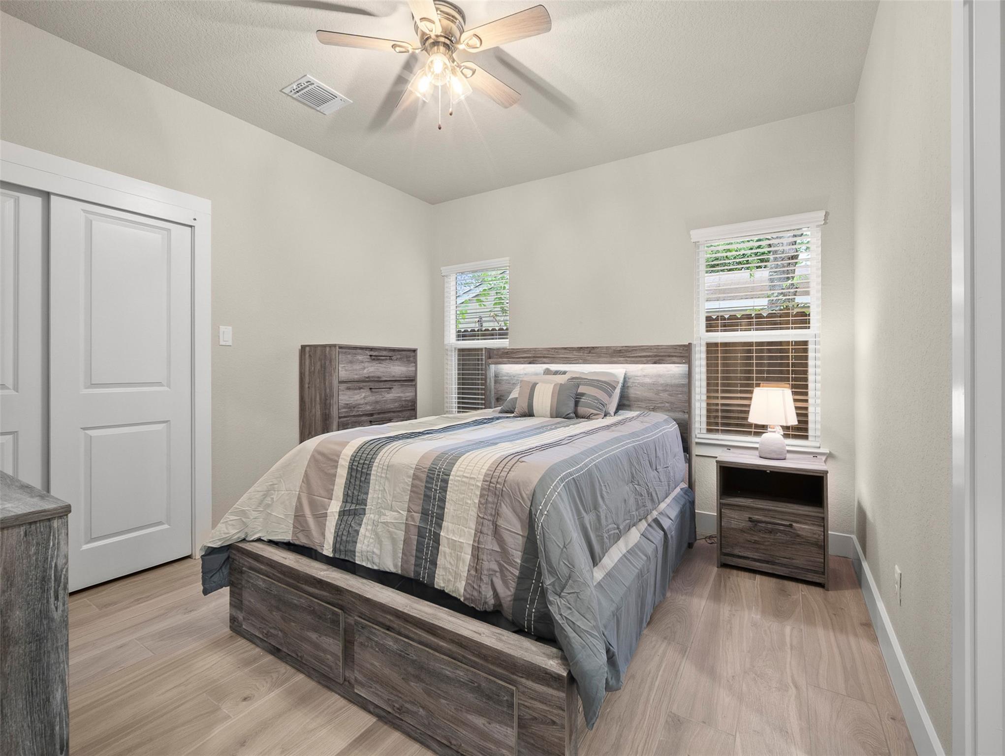 Image 13 of 35 For 5338 Howard St St