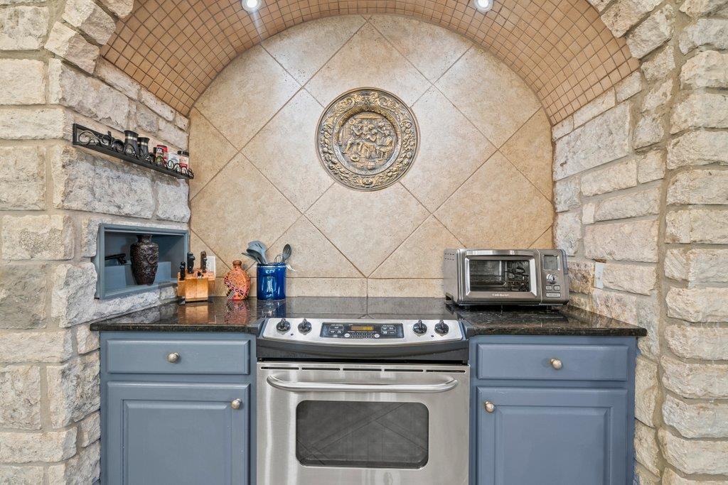 Image 12 of 40 For 209 Lakeview Cir